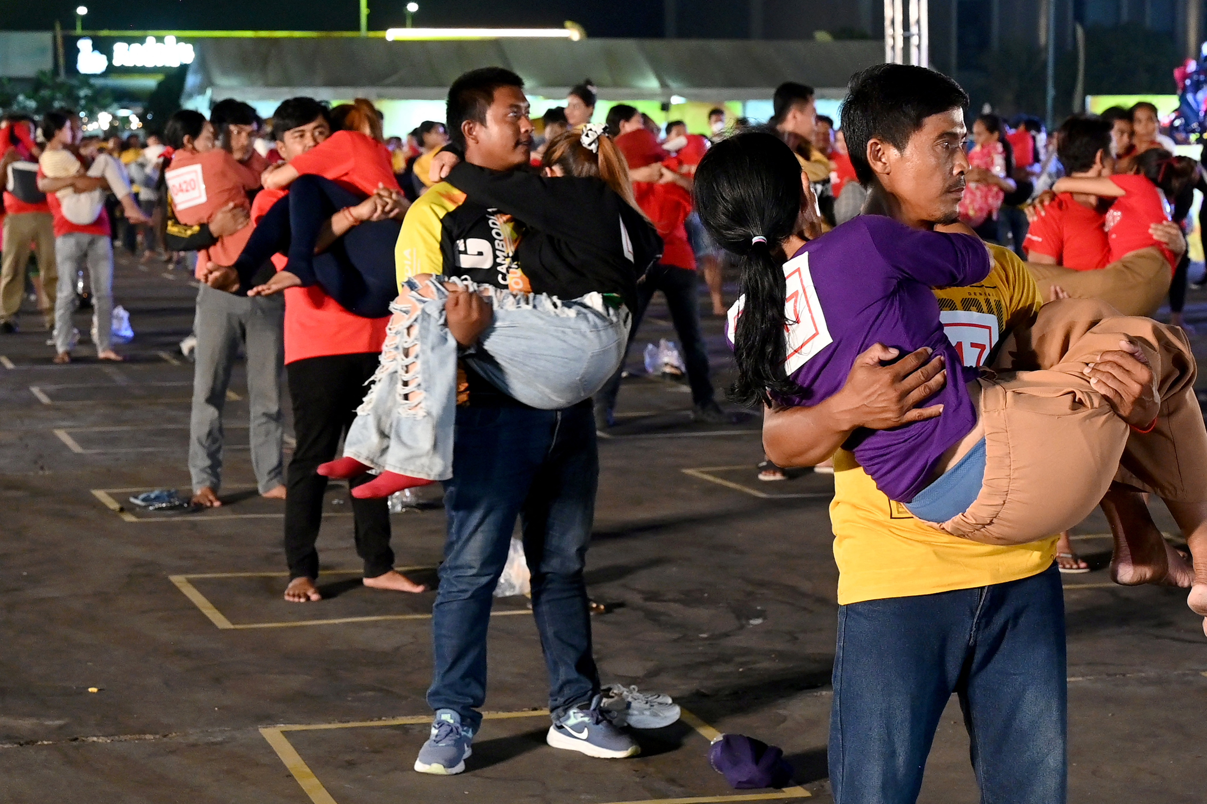 Camboya rompe récord mundial de llevar a 245 novias en brazos