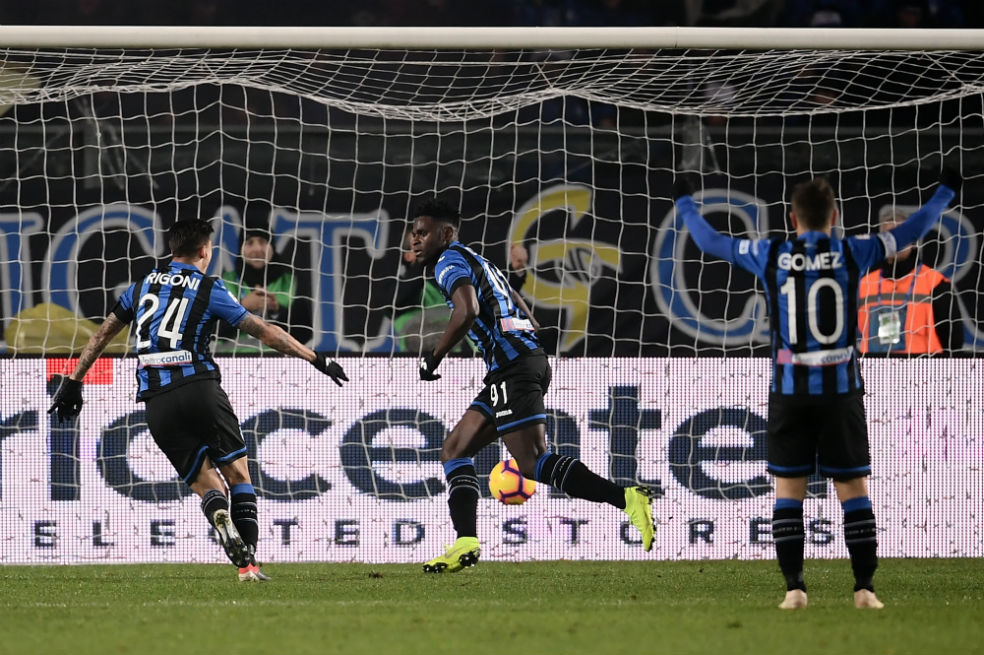 Duván Zapata marcó triplete en el triunfo del Atalanta