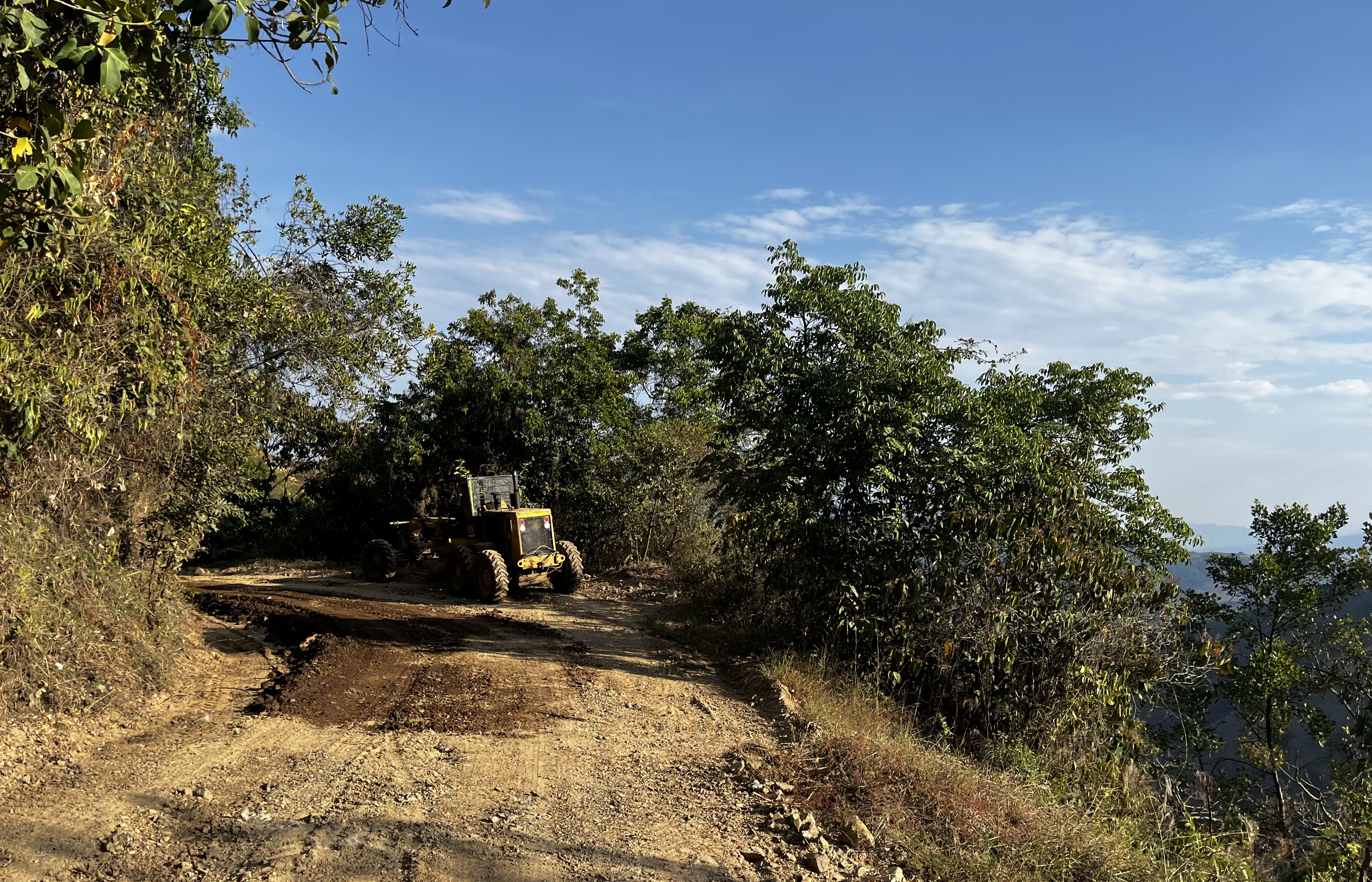 ¿Puede una vía construir la paz? El saldo de las Obras por Impuestos en tres departamentos