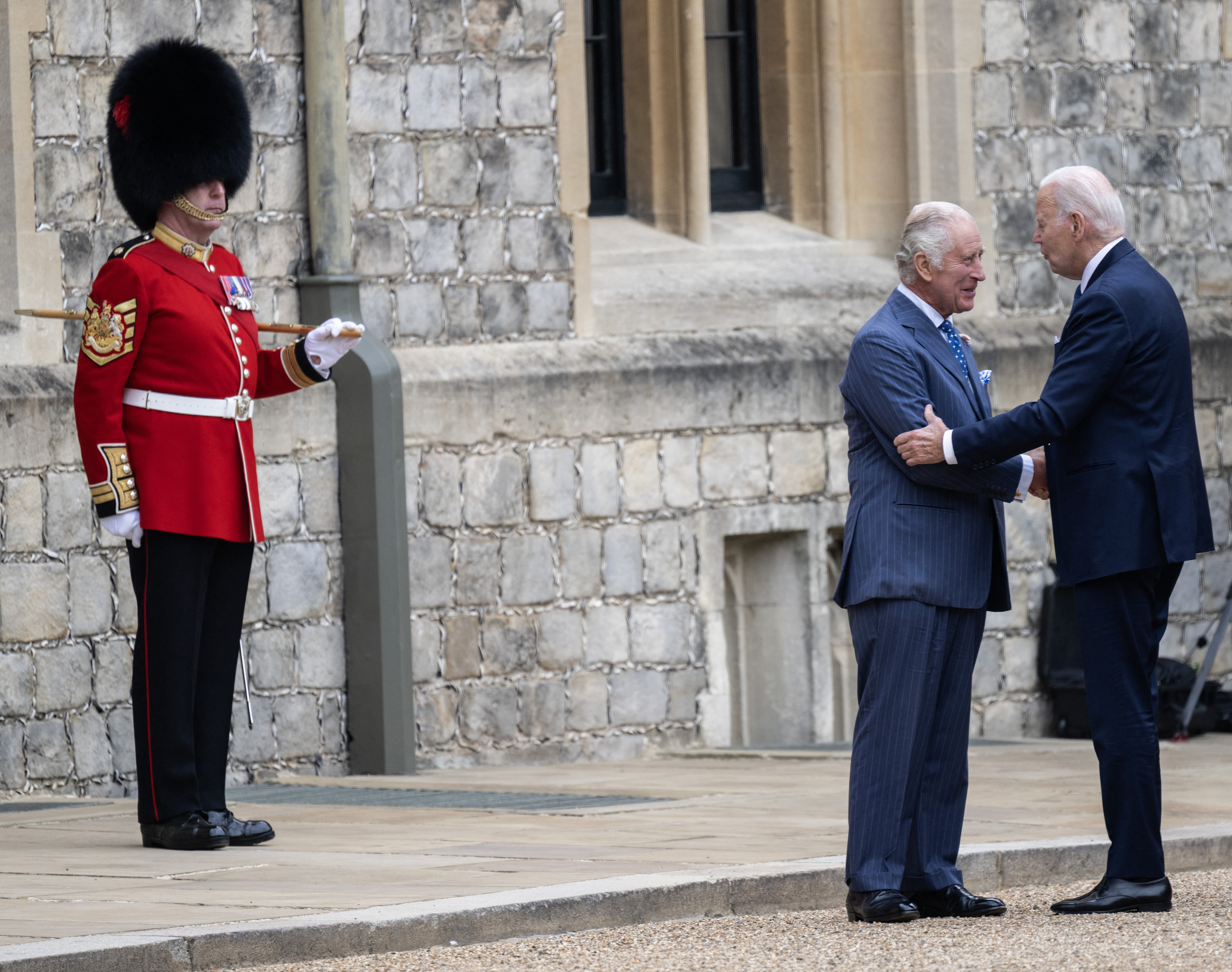 Luego de bajarse de su automóvil, Biden y Carlos III se saludaron antes de subir a una plataforma para ver a una banda tocar los himnos nacionales de cada país. Ahí mismo se pudo observar a Biden poniendo su mano en la espalda del monarca británico.