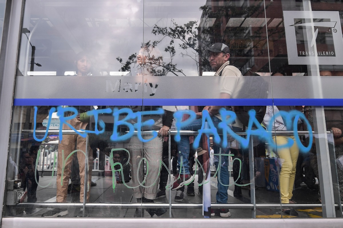 En medio de marchas pacíficas de universitarios, encapuchados generan disturbios