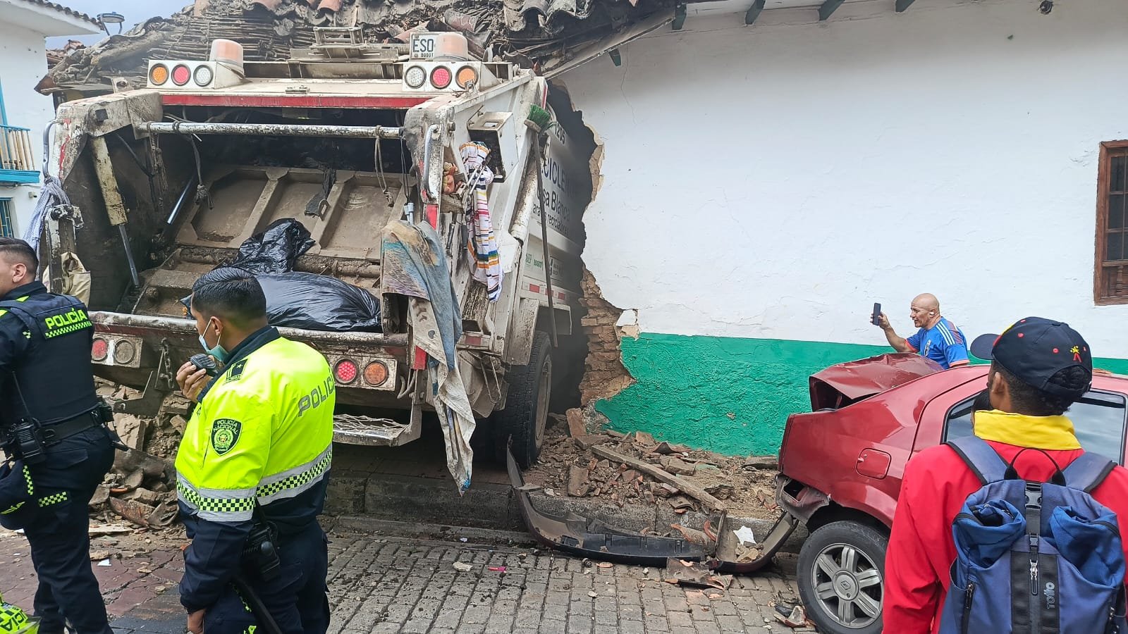 Camión de basura se estrelló contra una casa en el centro de Bogotá: esto se sabe