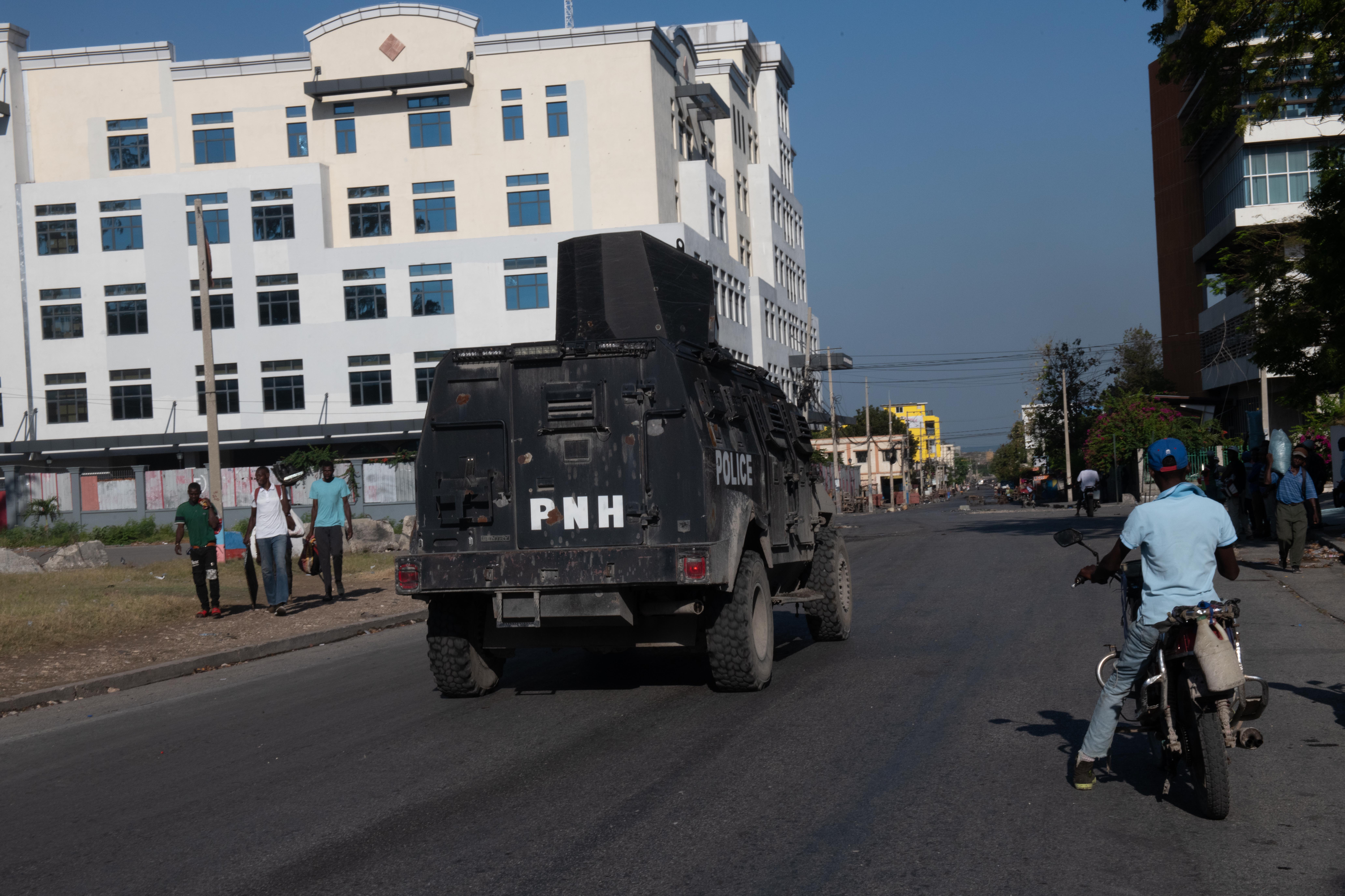 PUERTO PRÍNCIPE (HAITÍ), 02/04/2024.- Un carro blindado de la policía patrulla en Champs Mars, la principal plaza pública de la ciudad, este martes en Puerto Príncipe (Haití). Al menos cinco policías resultaron heridos, uno de ellos de gravedad, después del intento fallido de una poderosa banda armada haitiana de asaltar este lunes el Palacio Nacional en Puerto Príncipe. EFE/ Johnson Sabin