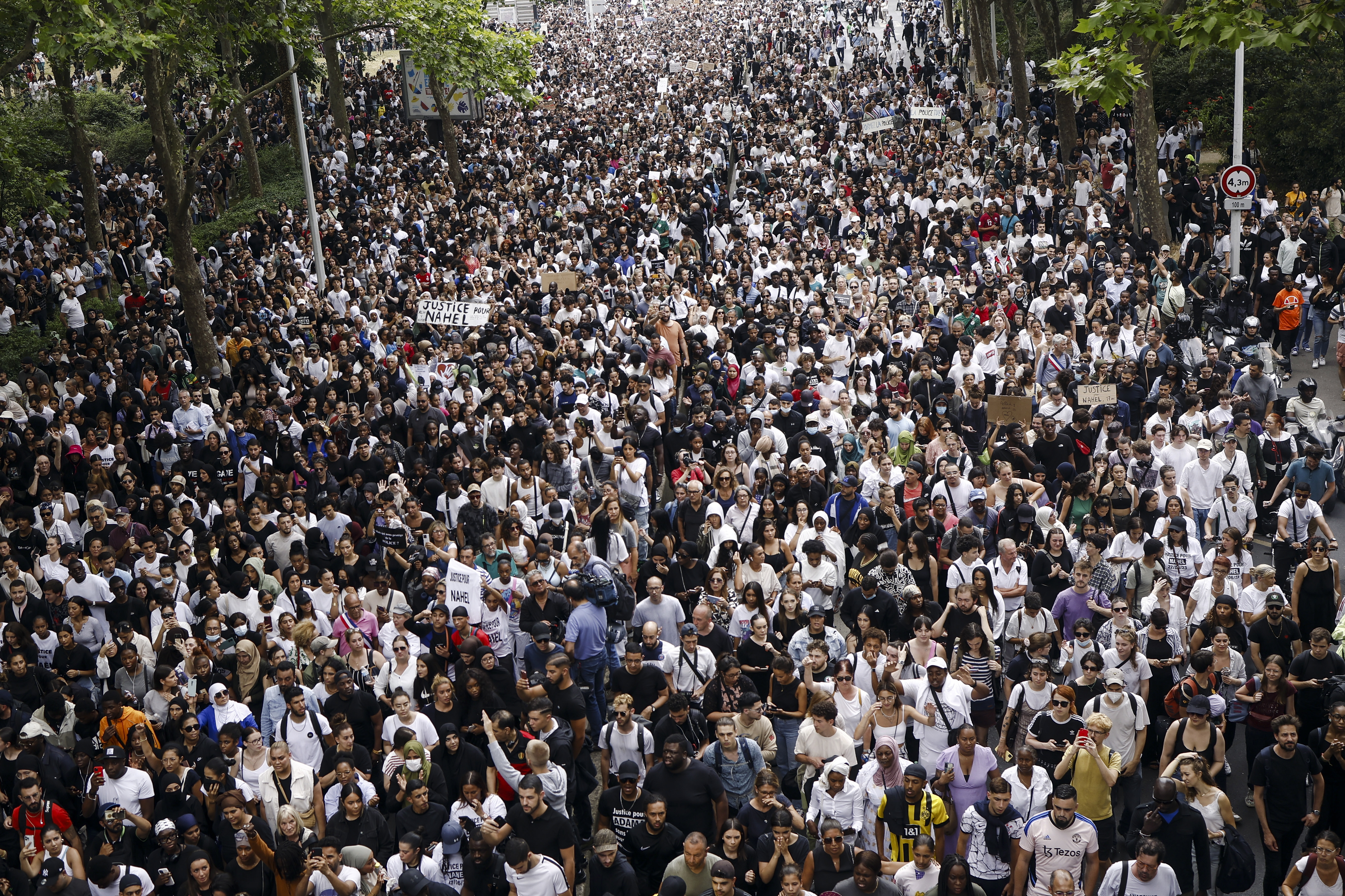 Nanterre (France), 29/06/2023.- People attend a march in the memory of 17-year-old Nahel, who was killed by French Police in Nanterre, near Paris, France, 29 June 2023. Violence broke out after the police fatally shot a 17-year-old during a traffic stop in Nanterre on 27 June. According to the French interior minister, 31 people were arrested with 2,000 officers being deployed to prevent further violence. (Disturbios, Francia) EFE/EPA/YOAN VALAT