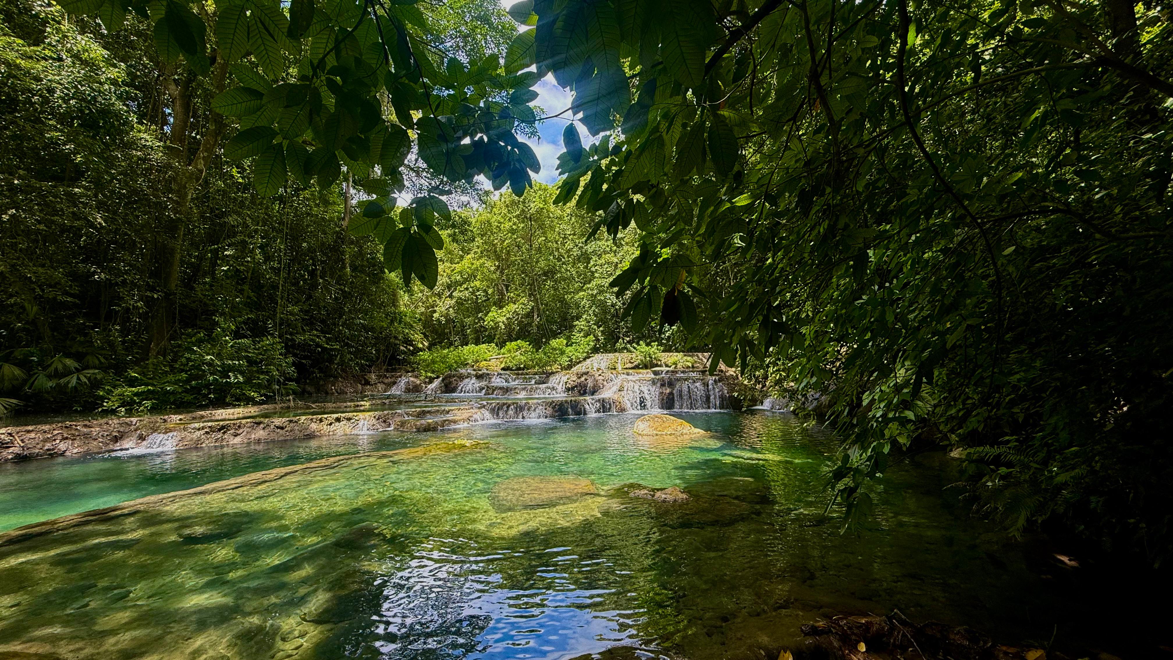 En el corazón de la Serranía del Perijá se guarda un afluente de agua y riqueza natural que custodia cientos de especies de fauna y flora. La Reserva Forestal Montes de Oca abarca 12.294 hectáreas que atraviesan los municipios de Maicao, Albania y Hatonuevo, y se caracteriza por sus majestuosas cascadas y pozos con aguas cristalinas que alimentan del río Jordán.