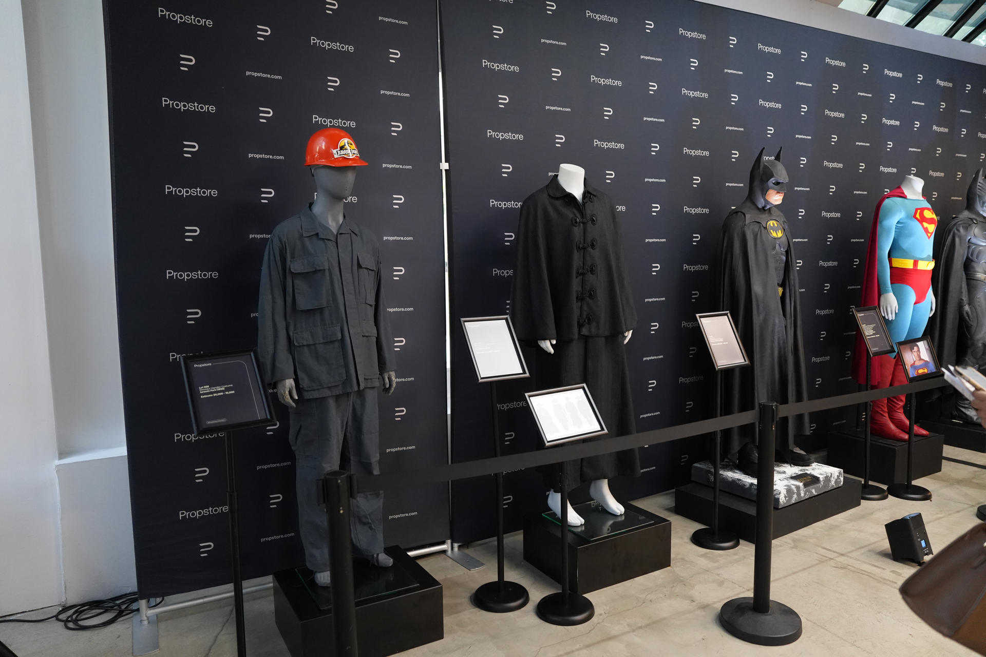 AME4502. LOS ÁNGELES (ESTADOS UNIDOS), 30/07/2026.- Fotografía que muestra trajes oficiales de distintas películas en una subasta este miércoles, en Los Ángeles (Estados Unidos). EFE/ Omar Alonso

