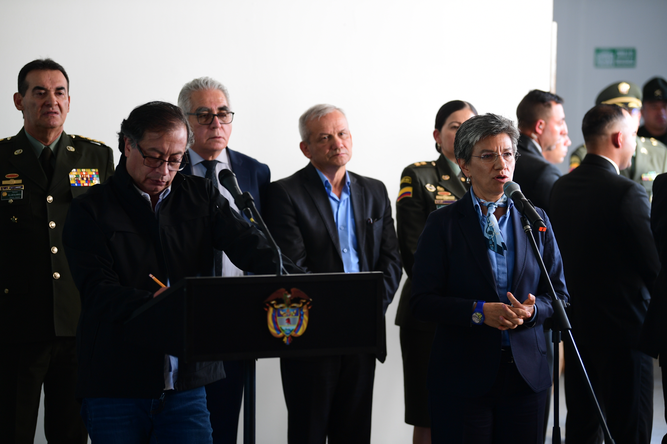Presidente de la república durante el consejo de seguridad en compañía de la alcaldesa de Bogotá Claudia López y las comunidades indígenas