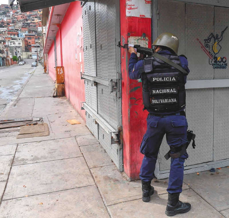 Extorsión uniformada: los policías que extorsionan un barrio humilde de Caracas