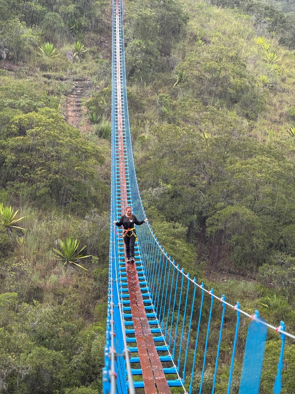 Este es el Sendero Aéreo. Luego sigue la Escalera, que lleva al Mirador de las Águilas. Allí habitan dos águilas con sus crías, a las que enseñan a cazar en el aire. Son majestuosas. Por eso el águila es nuestro símbolo.