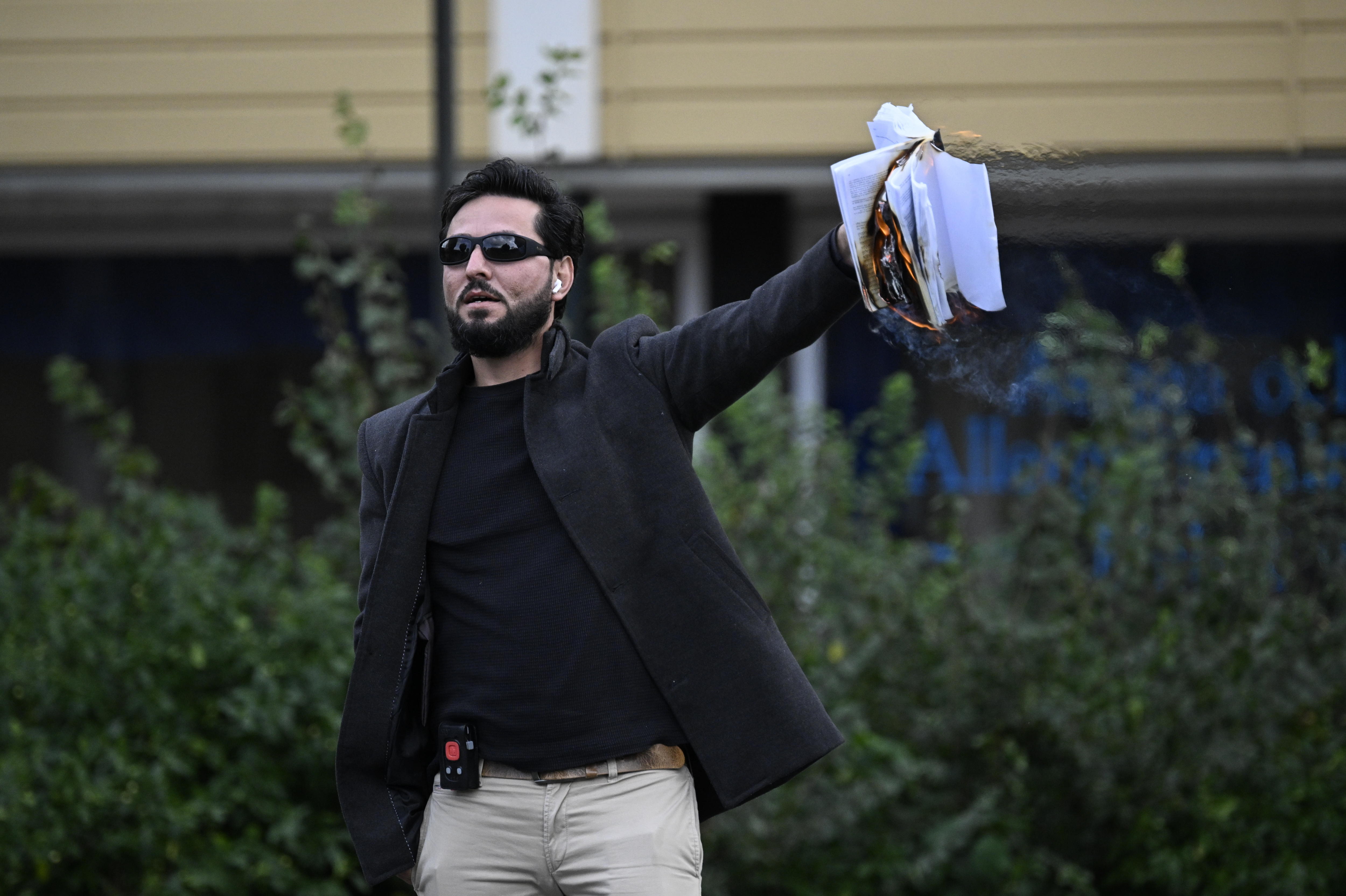 Malmo (Sweden), 30/09/2023.- (FILE) - Salwan Momika burns the Koran in Malmo, south of Sweden, 30 September 2023 (issued 30 January 2025). Stockholm District Court confirmed, that Iraqi Koran-burning protester Salwan Momika, was shot dead in an apartment in Sodertalje on the evening of 29 January. (Protestas, Suecia, Estocolmo) EFE/EPA/JOHAN NILSSON SWEDEN OUT