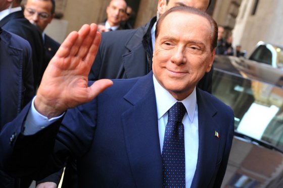 Piden siete años de cárcel para tres cercanos de Silvio Berlusconi