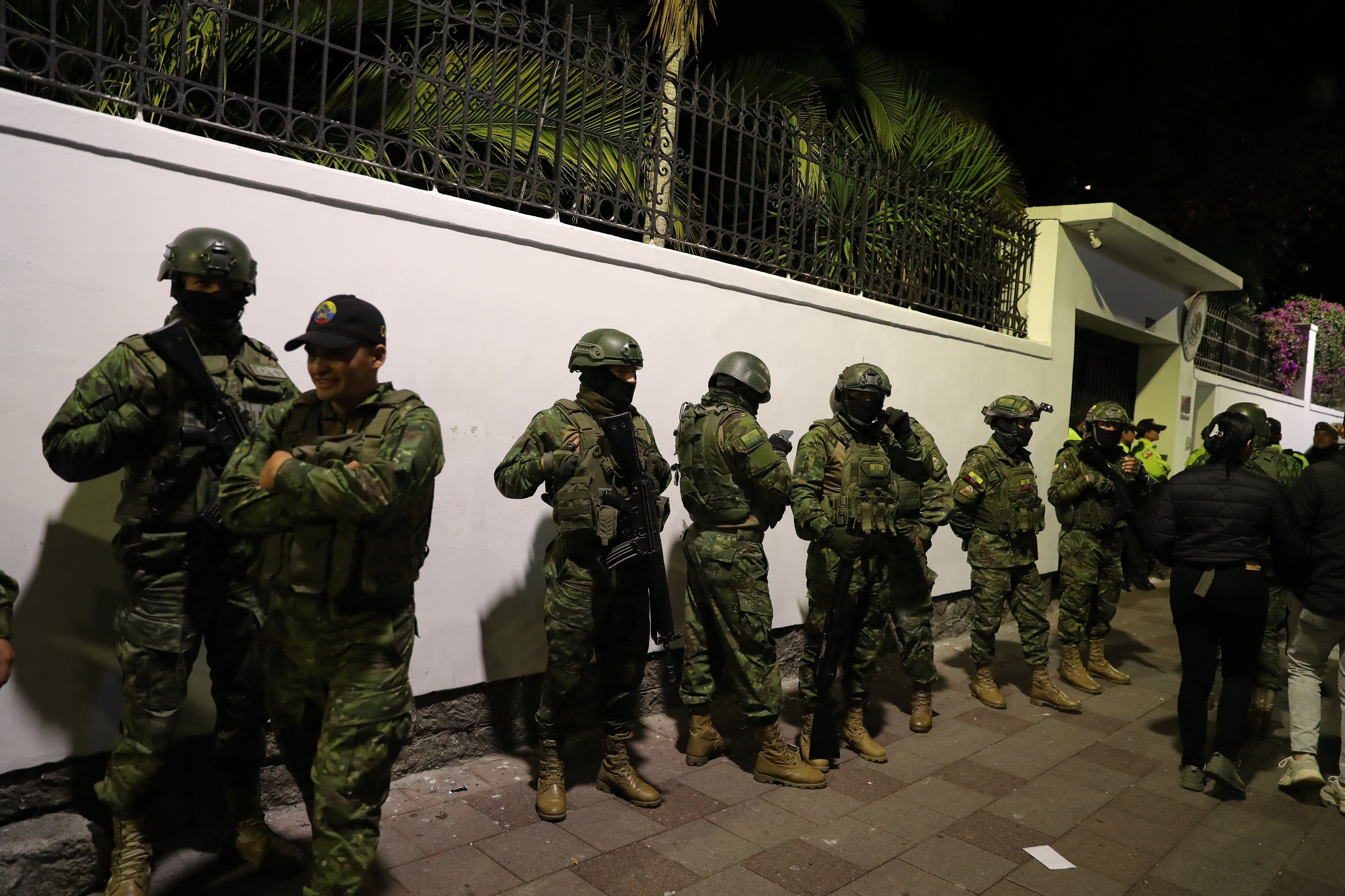 Policías irrumpen en la embajada de México en Quito, donde estaba Jorge Glas