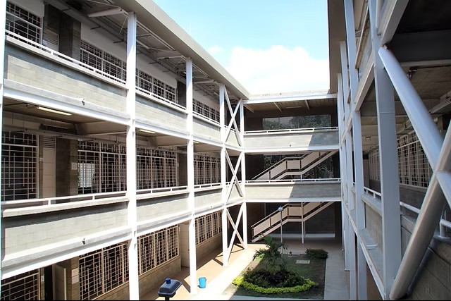 Investigan riña que terminó con una menor de edad herida en colegio de la ladera de Cali