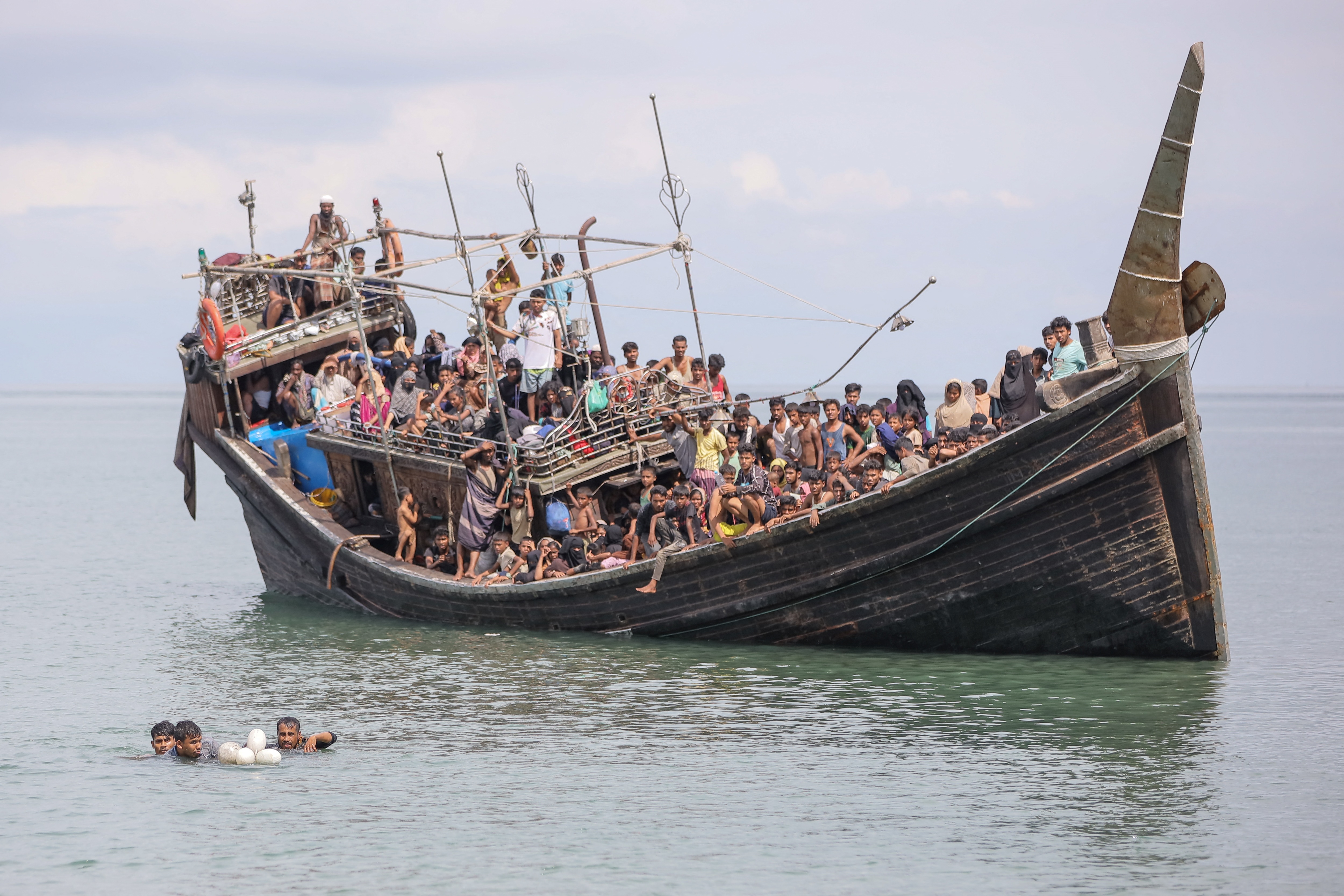 Las duras imágenes del barco lleno de migrantes que Indonesia devolvió al mar