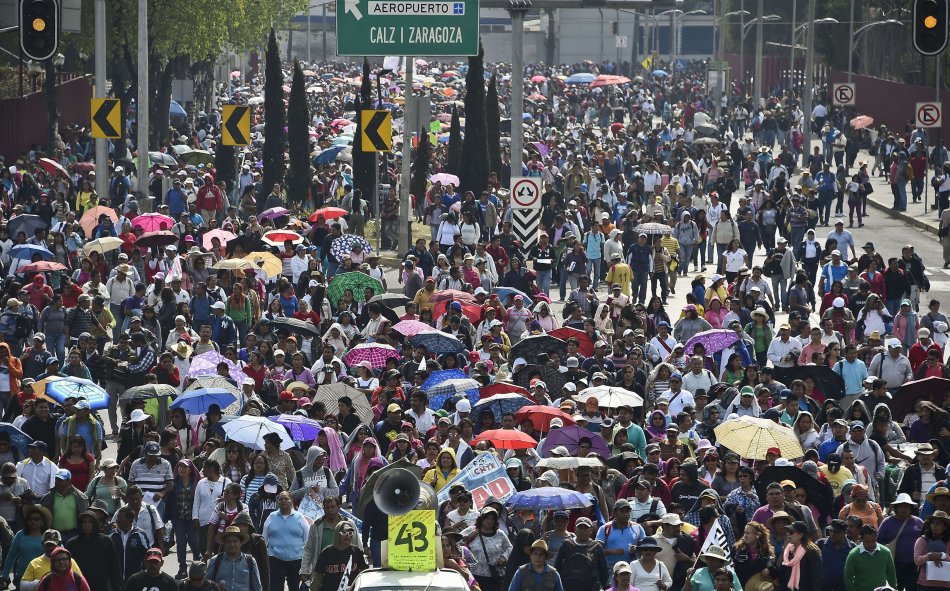 Miles marchan en México para recordar la desaparición de los 43 estudiantes