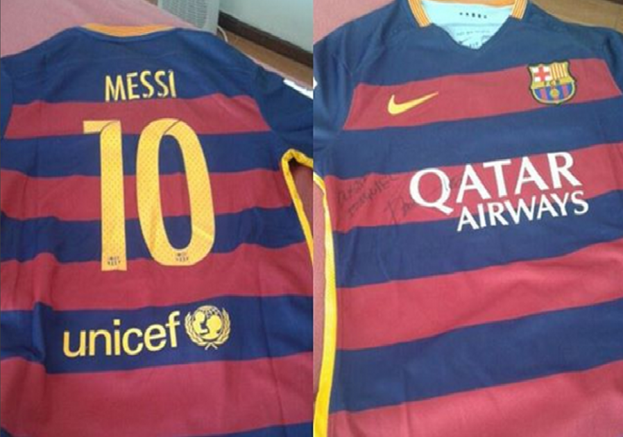 Messi le regaló una camiseta autografiada al juvenil lesionado por Tevez