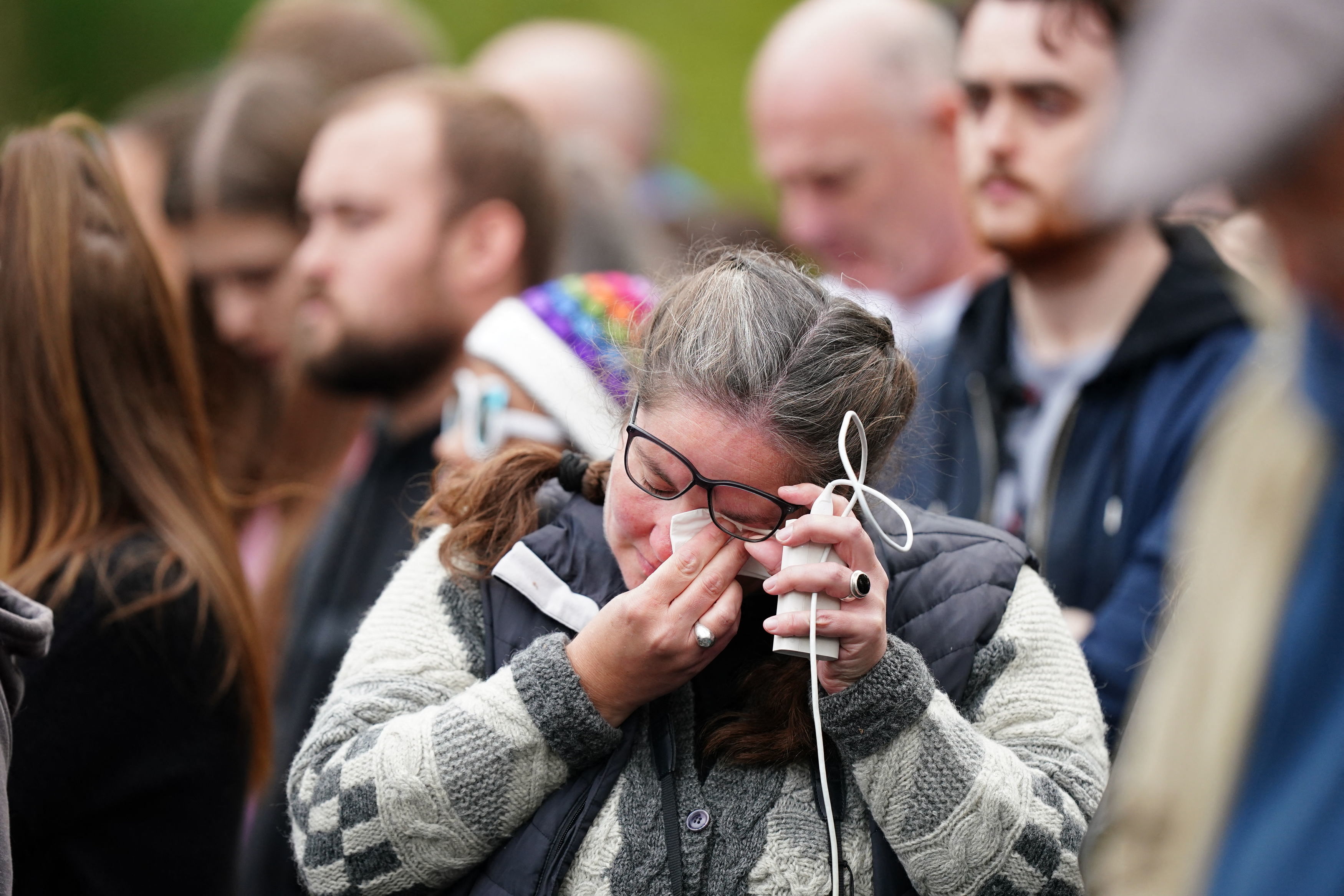 Una mujer lloró mientras se desarrolló el funeral de Estado de la reina Isabel. En las calles de Londres miles de personas se aglomeraron para darle el último adiós a la monarca recientemente fallecida.