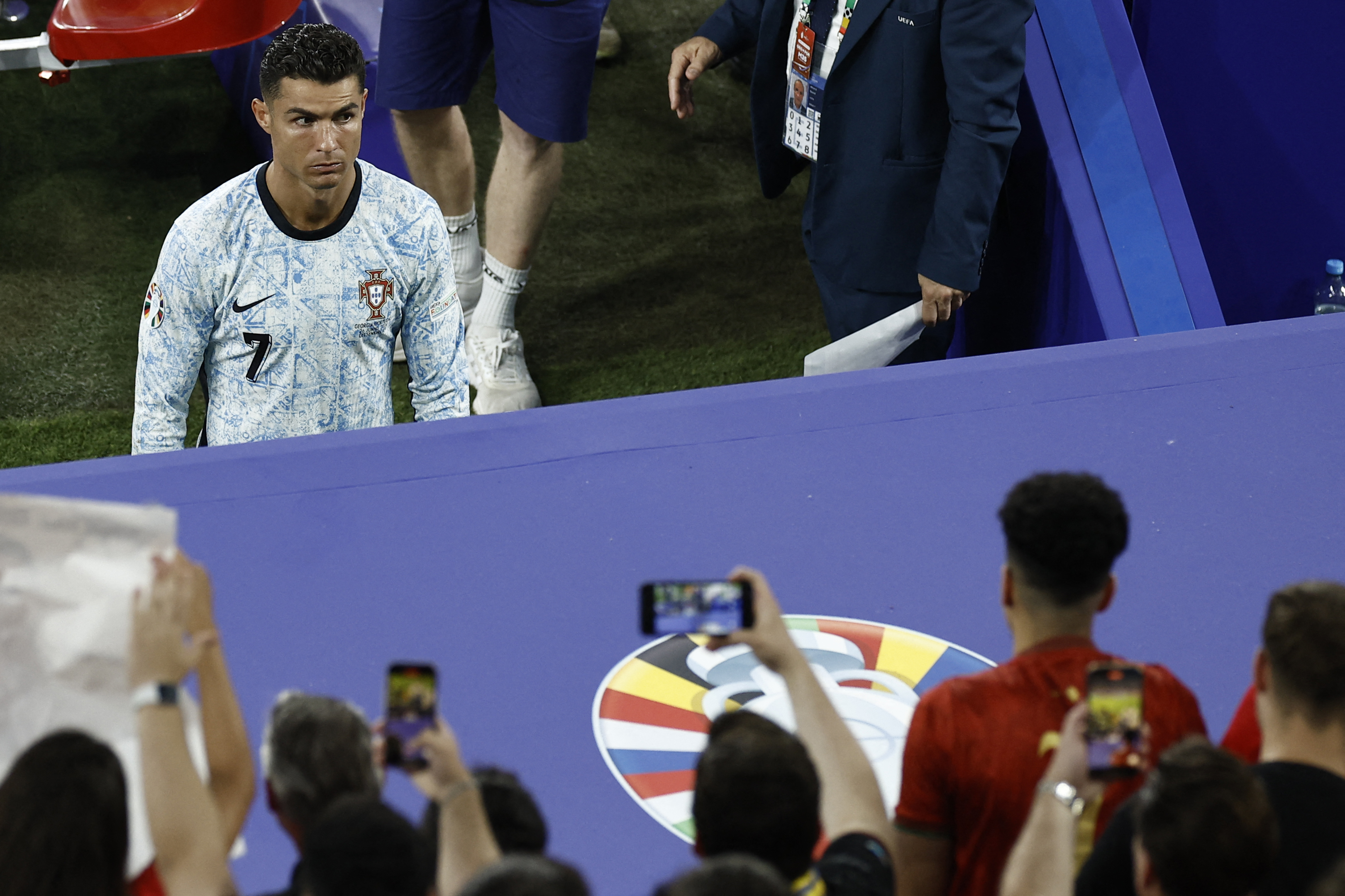 Cristiano Ronaldo por poco es pateado por un fan que saltó desde las gradas: video