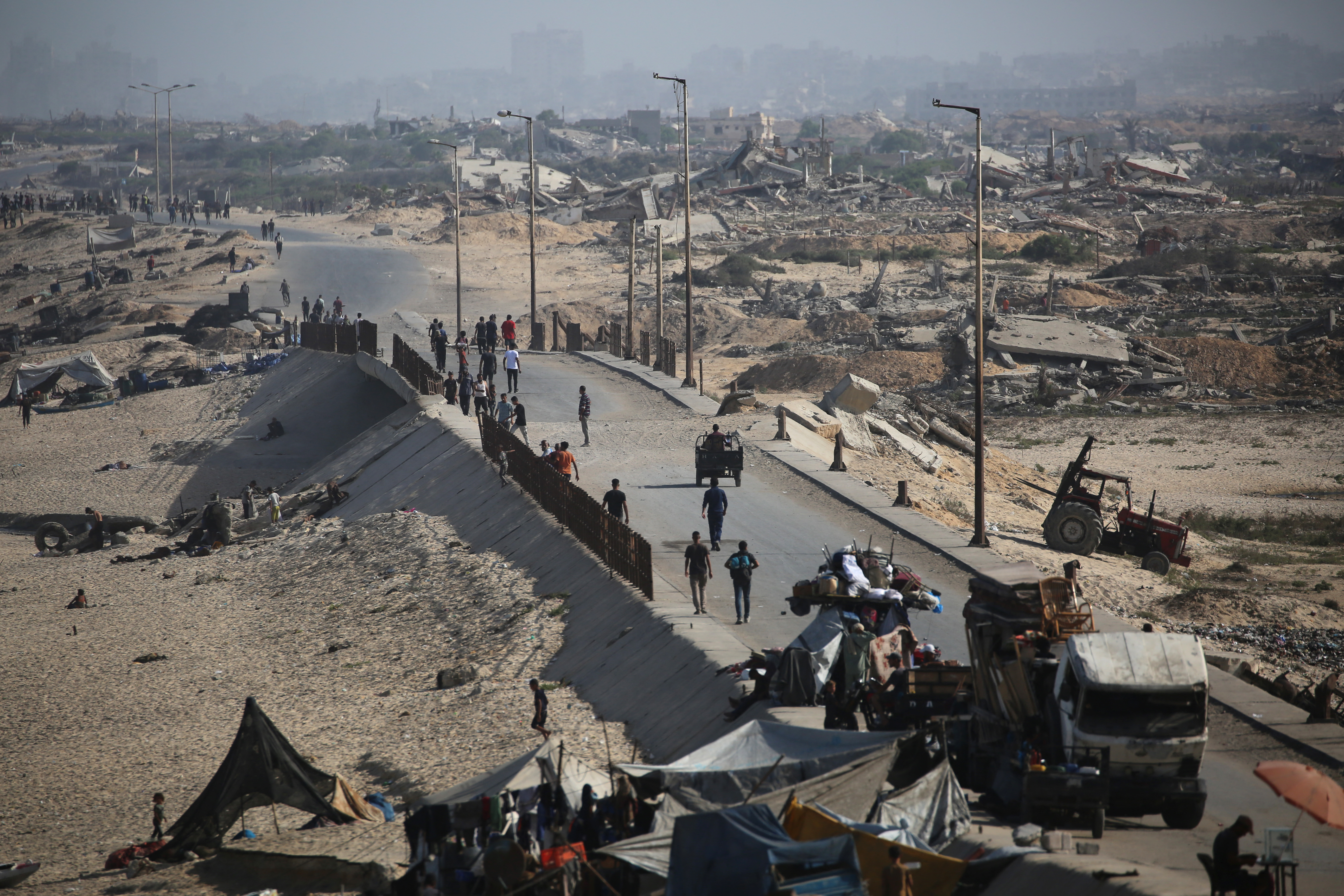 Palestinos que huyeron de Gaza temen desde lejos por el futuro de su pueblo