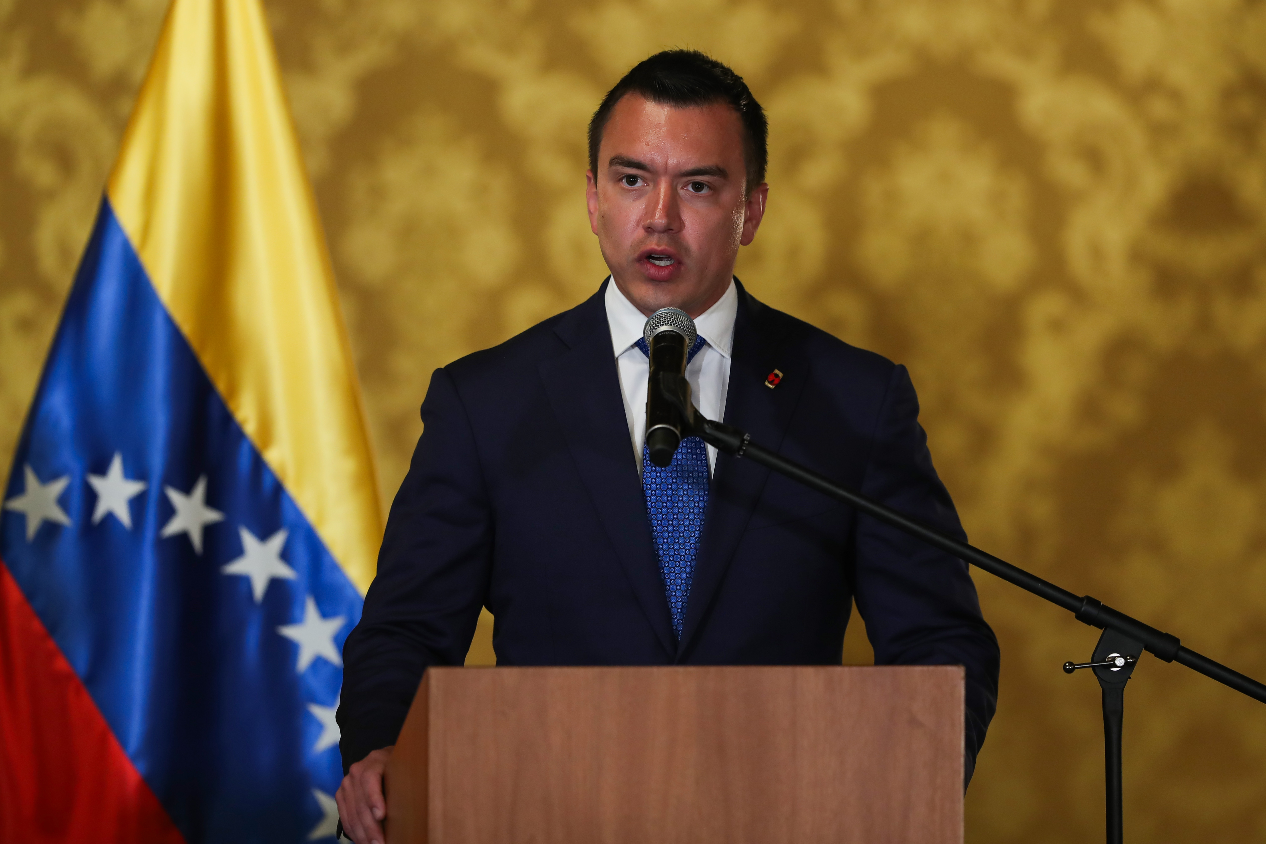 AME4698. QUITO (ECUADOR), 03/02/2025.- Fotografía del 28 de enero de 2025 del presidente de Ecuador, Daniel Noboa, hablando en el Palacio de Gobierno en Quito (Ecuador). Noboa anunció este lunes que su Administración impondrá un arancel del 27 % a todos los productos que importa desde México mientras no se firme un tratado de libre comercio entre los dos países, en un momento en el que las relaciones diplomáticas permanecen rotas tras el asalto a la embajada mexicana en Quito para detener al exvicepresidente correísta Jorge Glas. EFE/ José Jácome ARCHIVO
