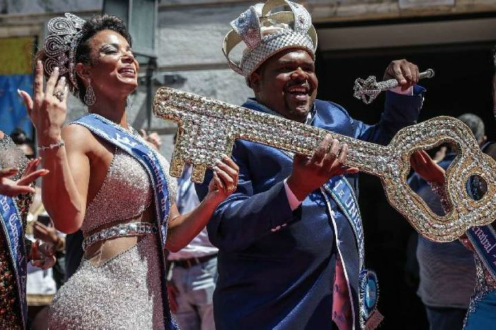 Comparsas callejeras comienzan la fiesta a 50 días del Carnaval de Río