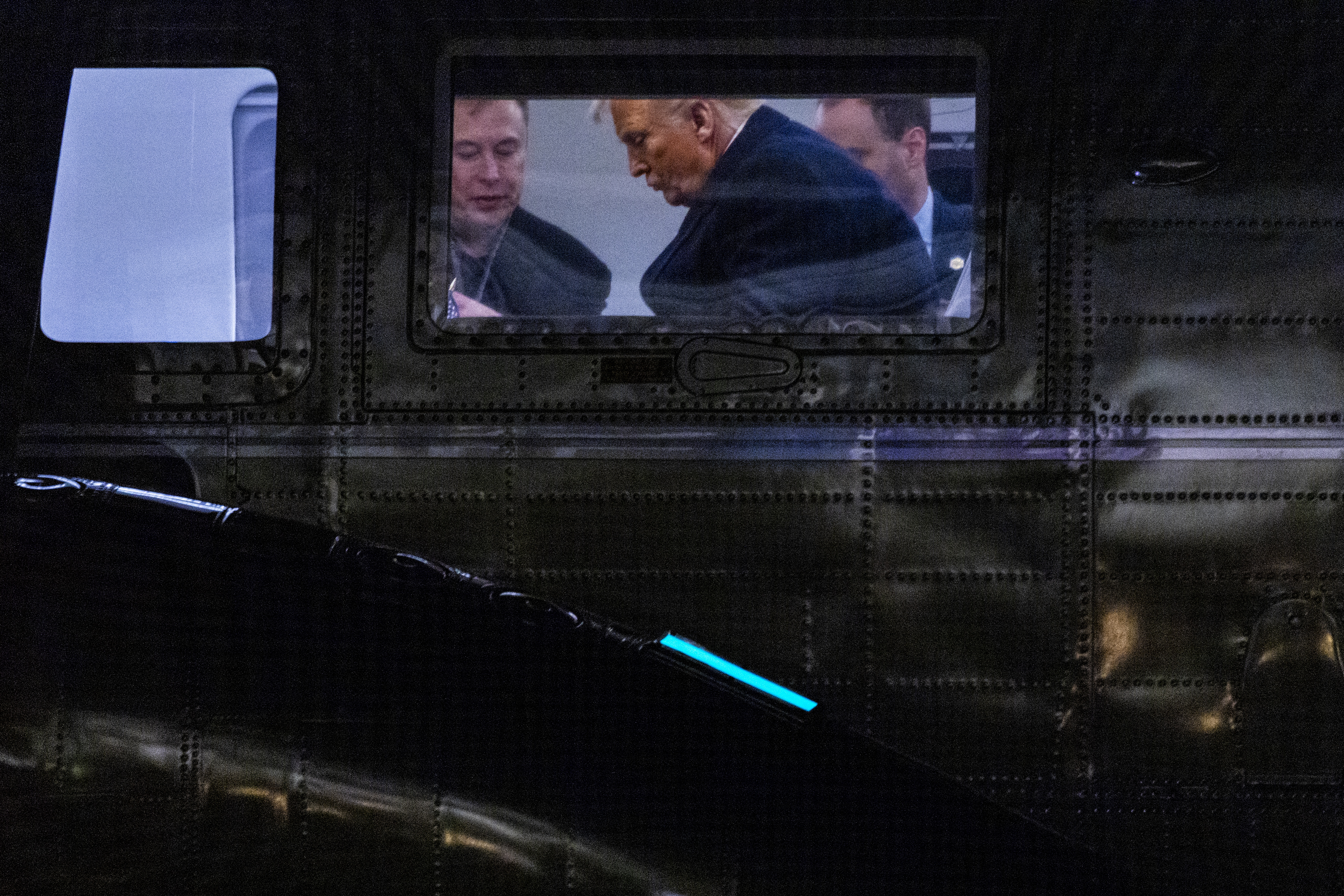 WASHINGTON (United States), 09/03/2025.- US President Donald Trump (C) talks with Elon Musk (L) as Marine One lands on the South Lawn of the White House in Washington, DC, USA, 09 March 2025. Trump is returning from a weekend trip at his home in Florida. EFE/EPA/SHAWN THEW / POOL