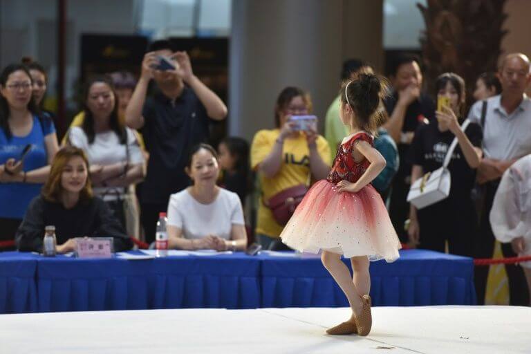 Polémica en China por modelos de cuatro años