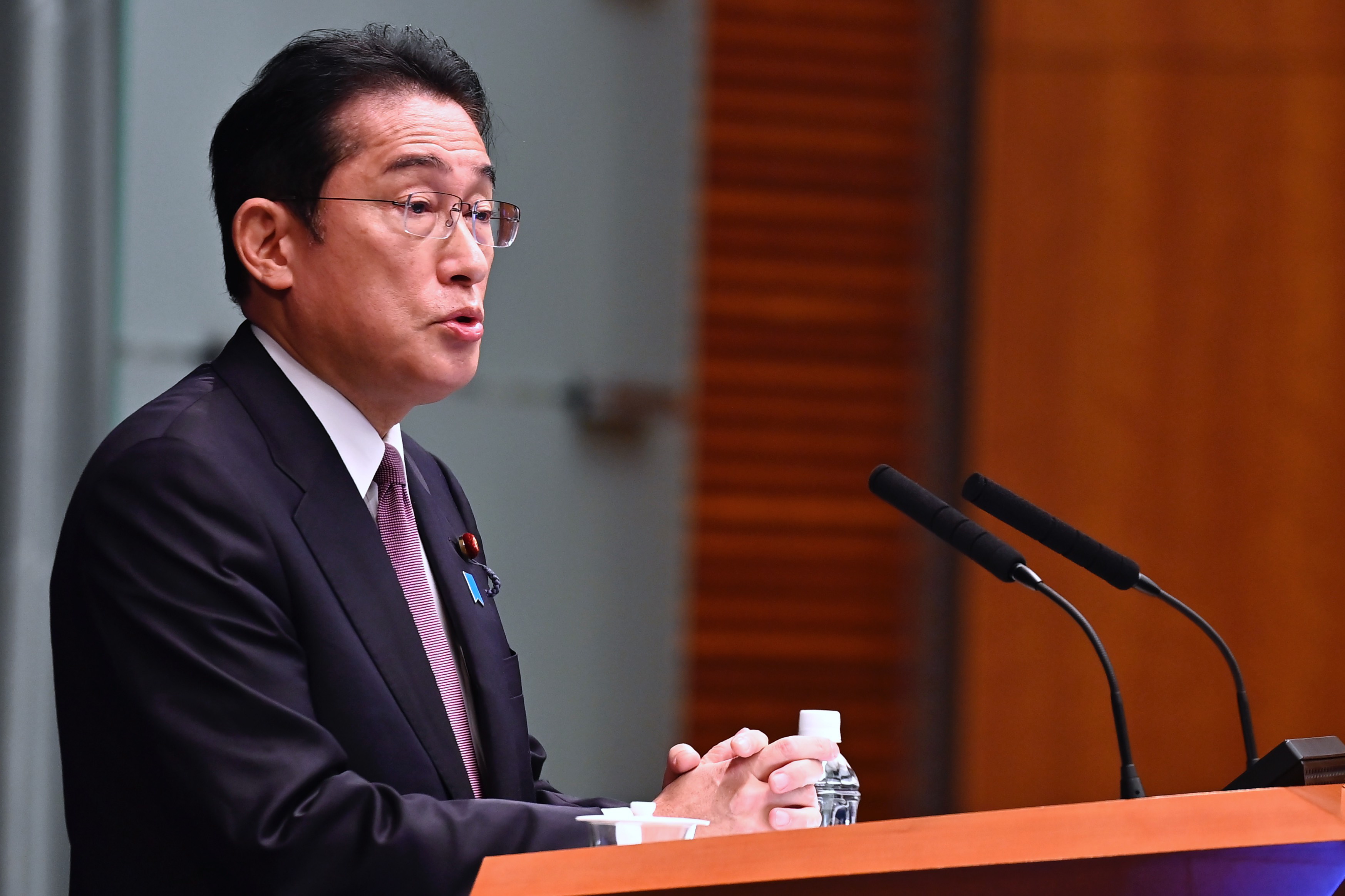 Tokyo (Japan), 16/12/2022.- Japan's Prime Minister Fumio Kishida (C) holds a press conference in Tokyo, Japan, 16 December 2022. Kishida discussed about the country's National Security Strategy as well as political and social issues, among other topics. (Japón, Tokio) EFE/EPA/DAVID MAREUIL / POOL