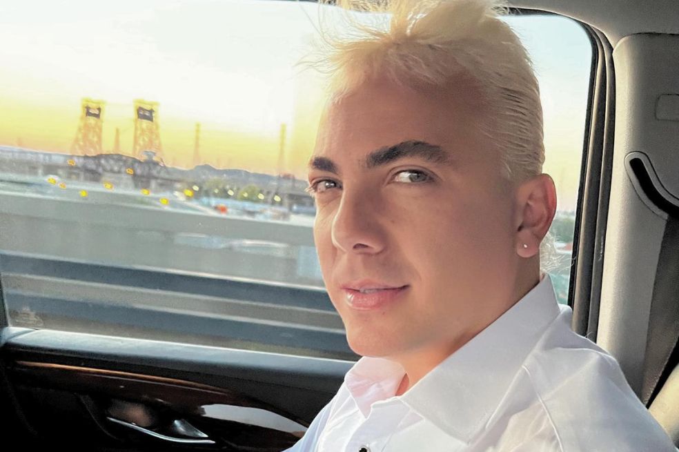 Cristian Castro es blanco de críticas por su más reciente cambio de apariencia. Lo comparan con su papá El Loco Valdés