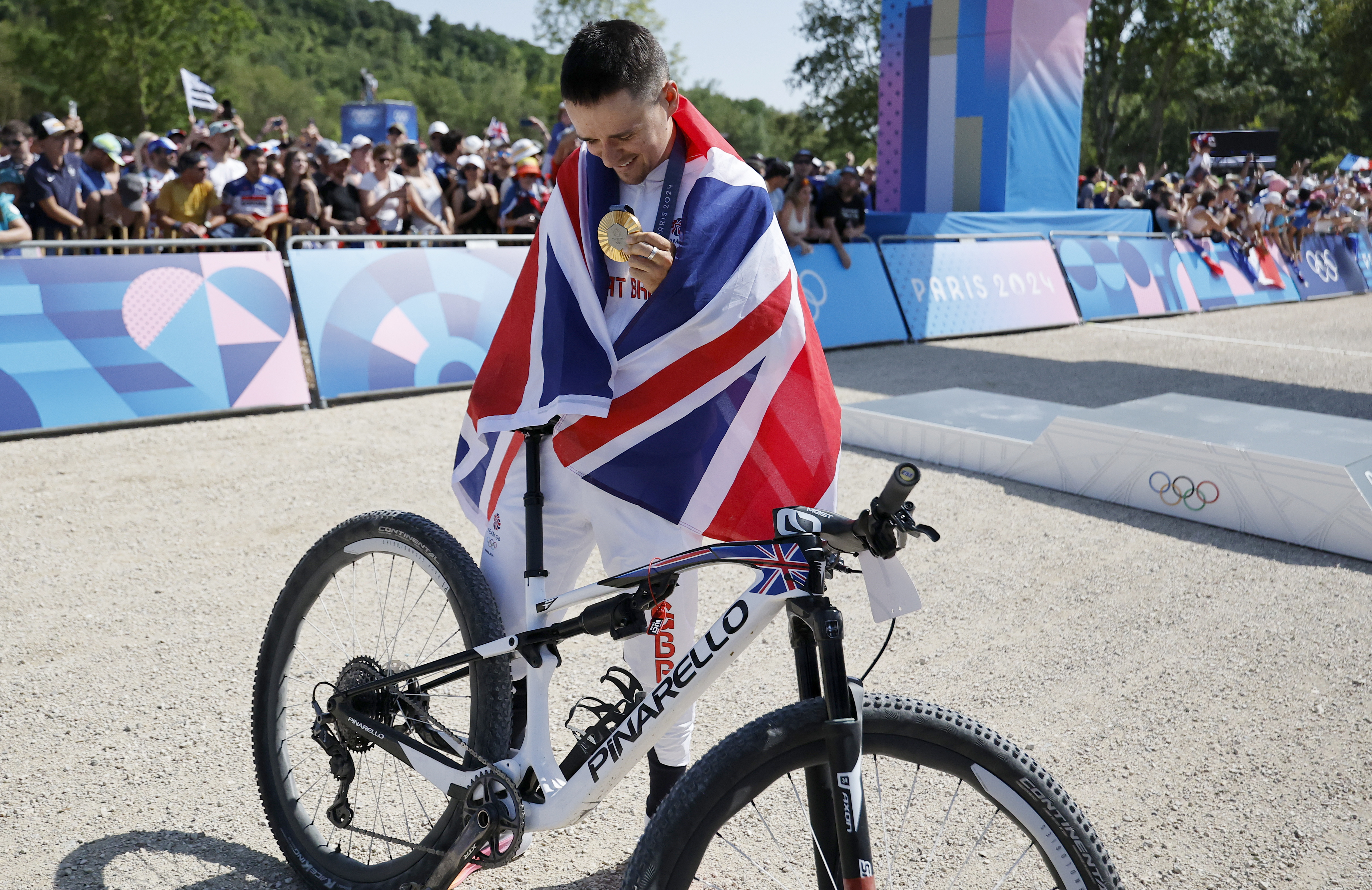 Paris (France), 29/07/2024.- Thomas Pidcock of Great Britain poses with his gold medal after winning the Men Cross Country race of the Mountain Biking competitions in the Paris 2024 Olympic Games, at the Elancourt Hill, Paris, France, 29 July 2024. (Francia, Gran Bretaña, Reino Unido) EFE/EPA/TOLGA AKMEN