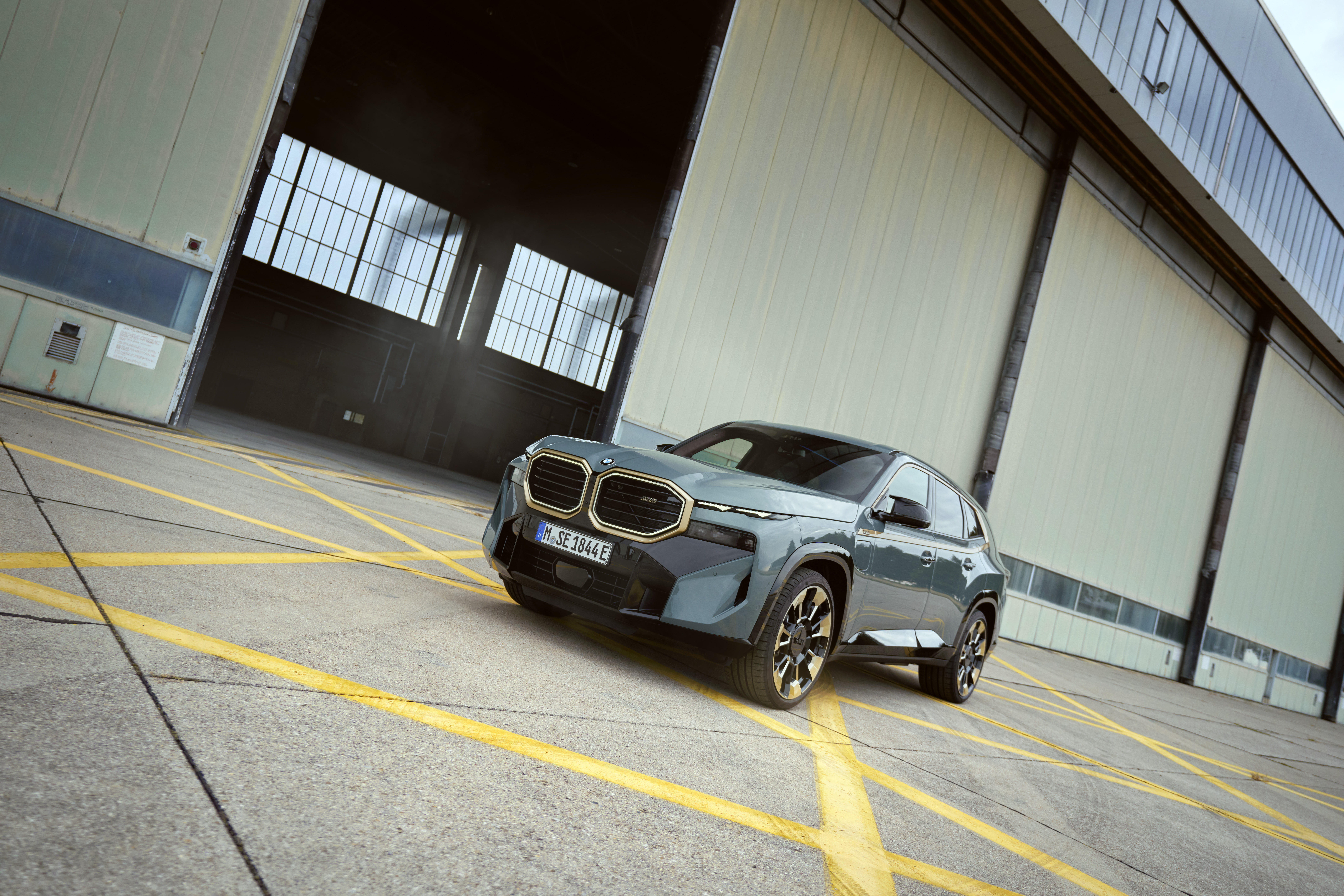 Esta SUV de grandes dimensiones funciona con un motor V8 TwinPower Turbo de 4.4 litros y un sistema eléctrico.