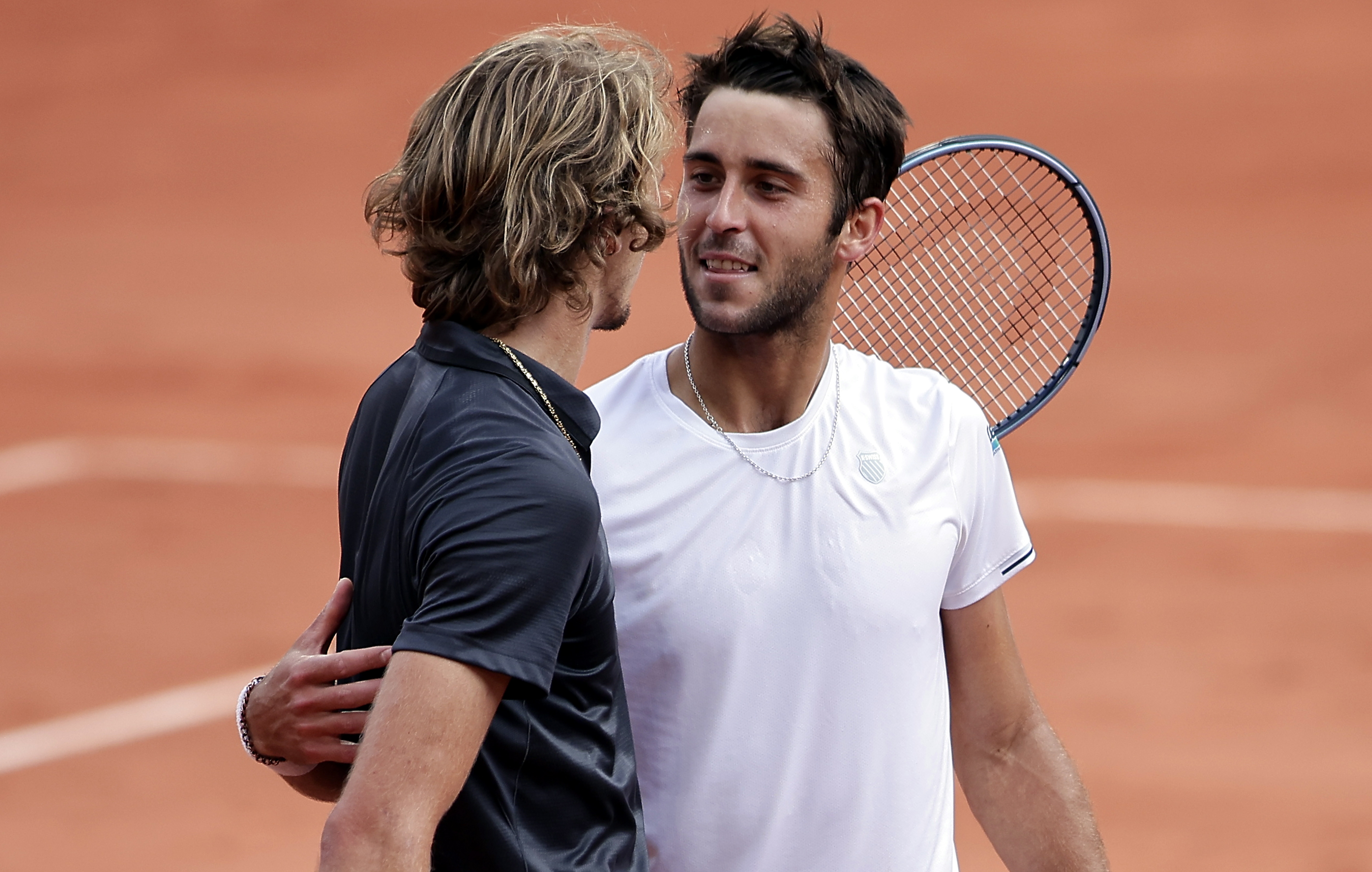 Paris (France), 07/06/2023.- Alexander Zverev of Germany (L) reacts with Tomas Martin Etcheverry of Argentina after winning their Men's quarterfinal match during the French Open Grand Slam tennis tournament at Roland Garros in Paris, France, 07 June 2023. (Tenis, Abierto, Francia, Alemania) EFE/EPA/CHRISTOPHE PETIT TESSON