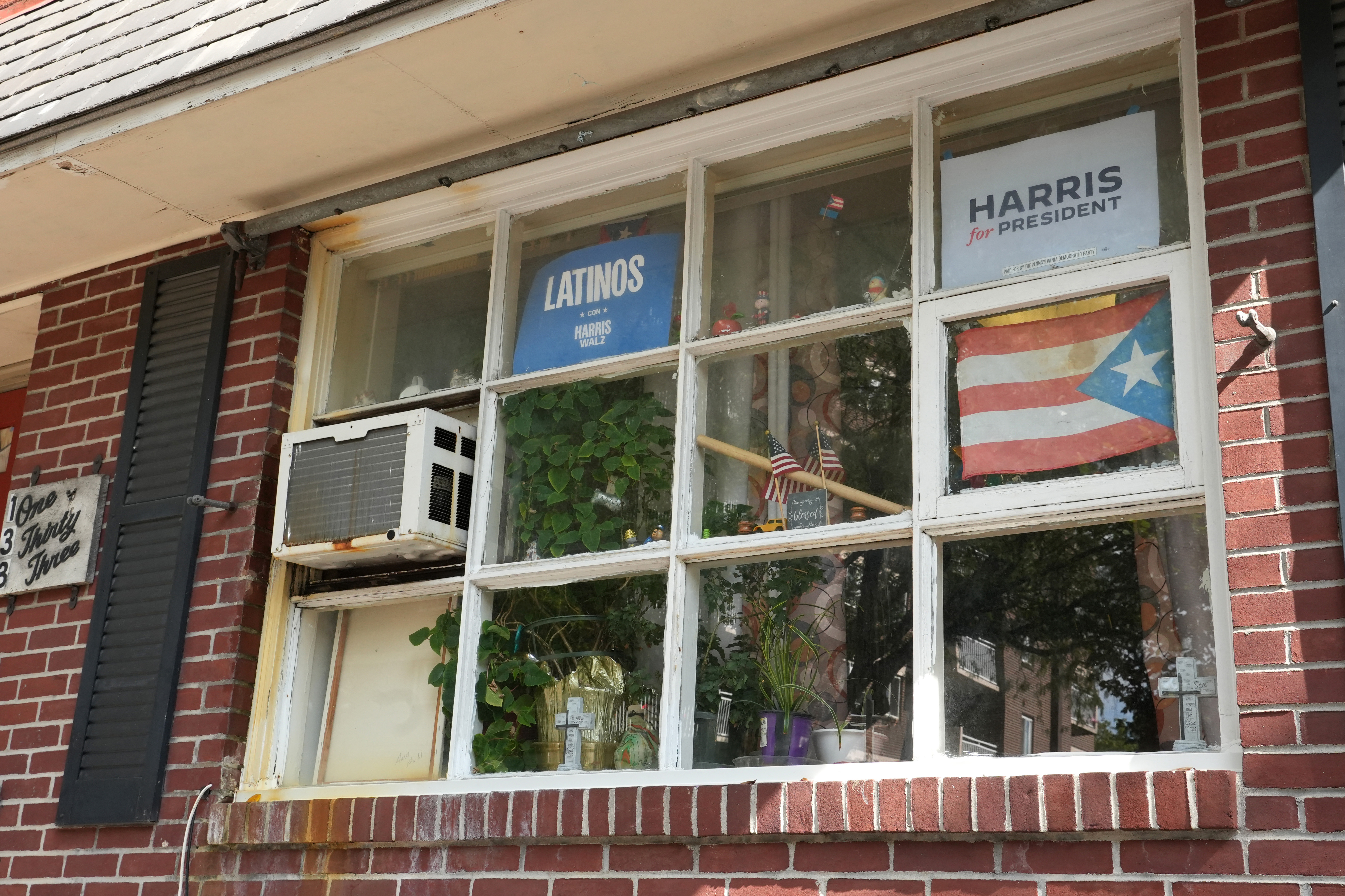 Kamala Harris tiene la ventaja con los latinos en estados claves de Estados Unidos