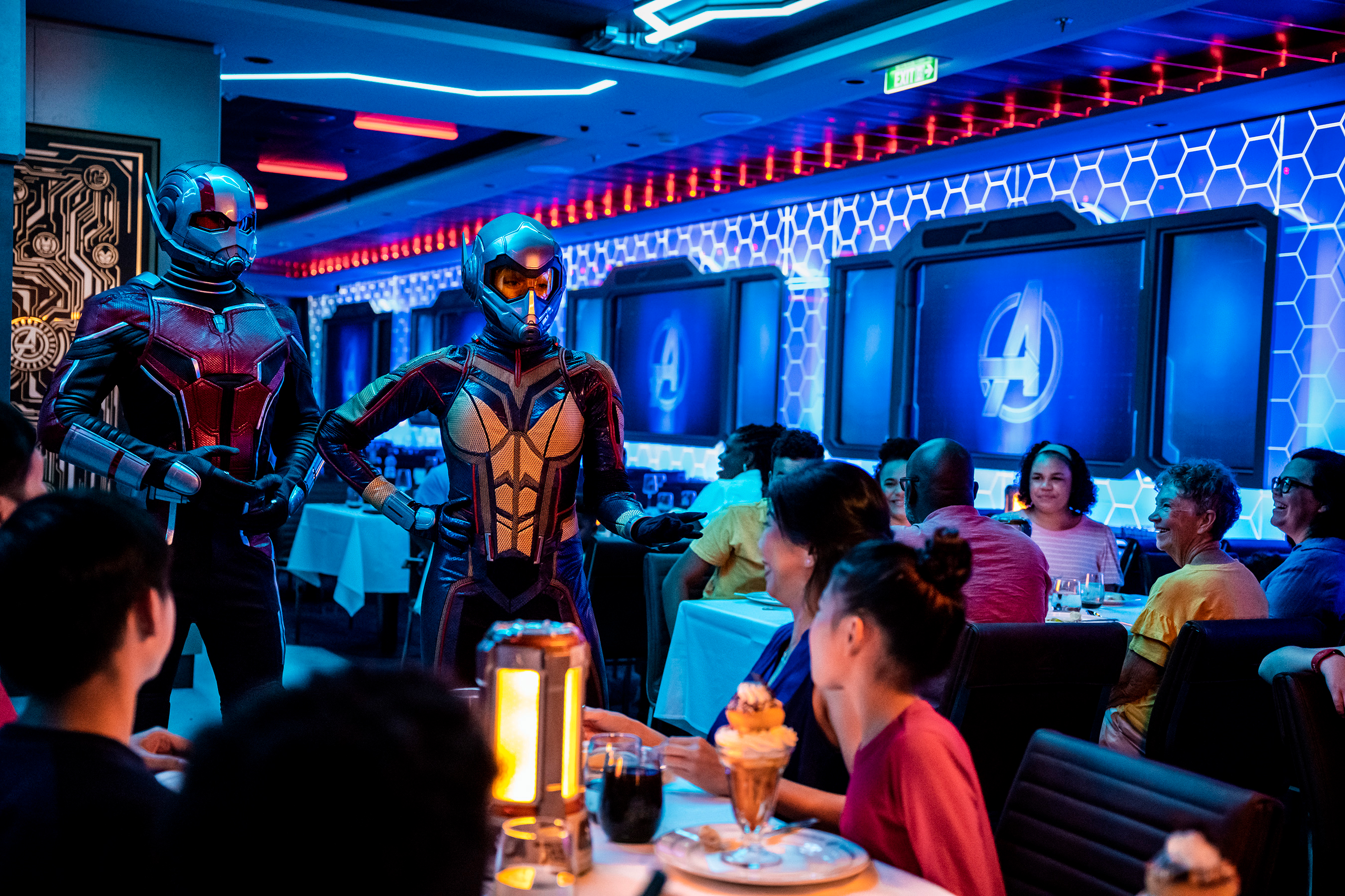 Worlds of Marvel complementa los tres nuevos y exclusivos restaurantes familiares del Disney Wish. Allí podrá explorar tecnología cuántica de última generación en Avengers Technology Showcase mientras disfruta de un recorrido por la gastronomía mundial: desde clásicos platos norteamericanos hasta ricos sabores africanos, inspirados en algunos de sus héroes favoritos. Durante la cena, salte a su propia historia superheroína en la que algunos de sus Avengers favoritos podrían recurrir a usted para que les ayude a salvar el día.