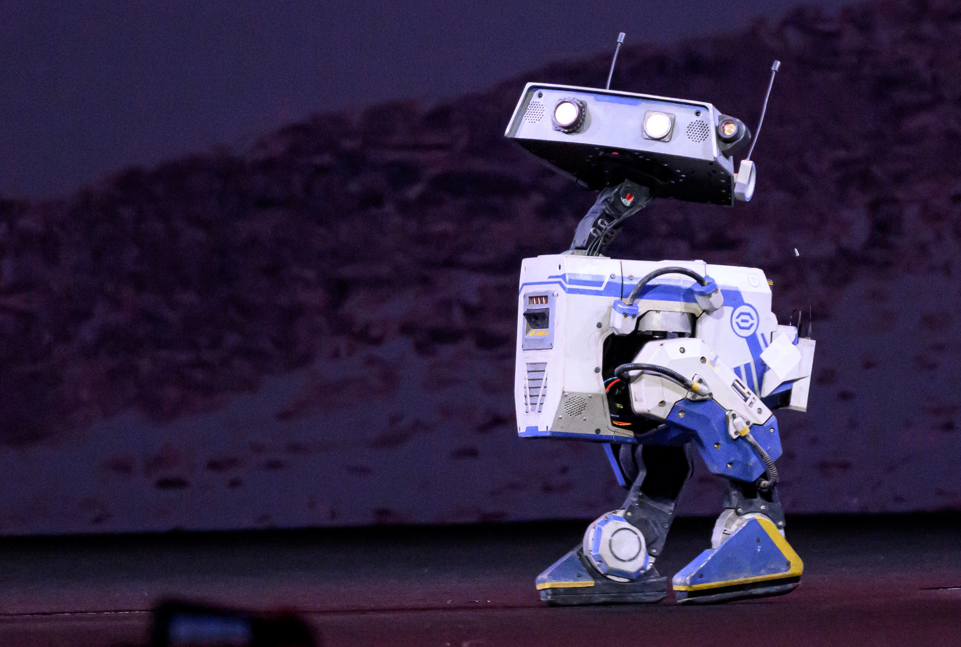 Blue, robot inspirado en Star Wars que camina, habla y hasta se pone triste