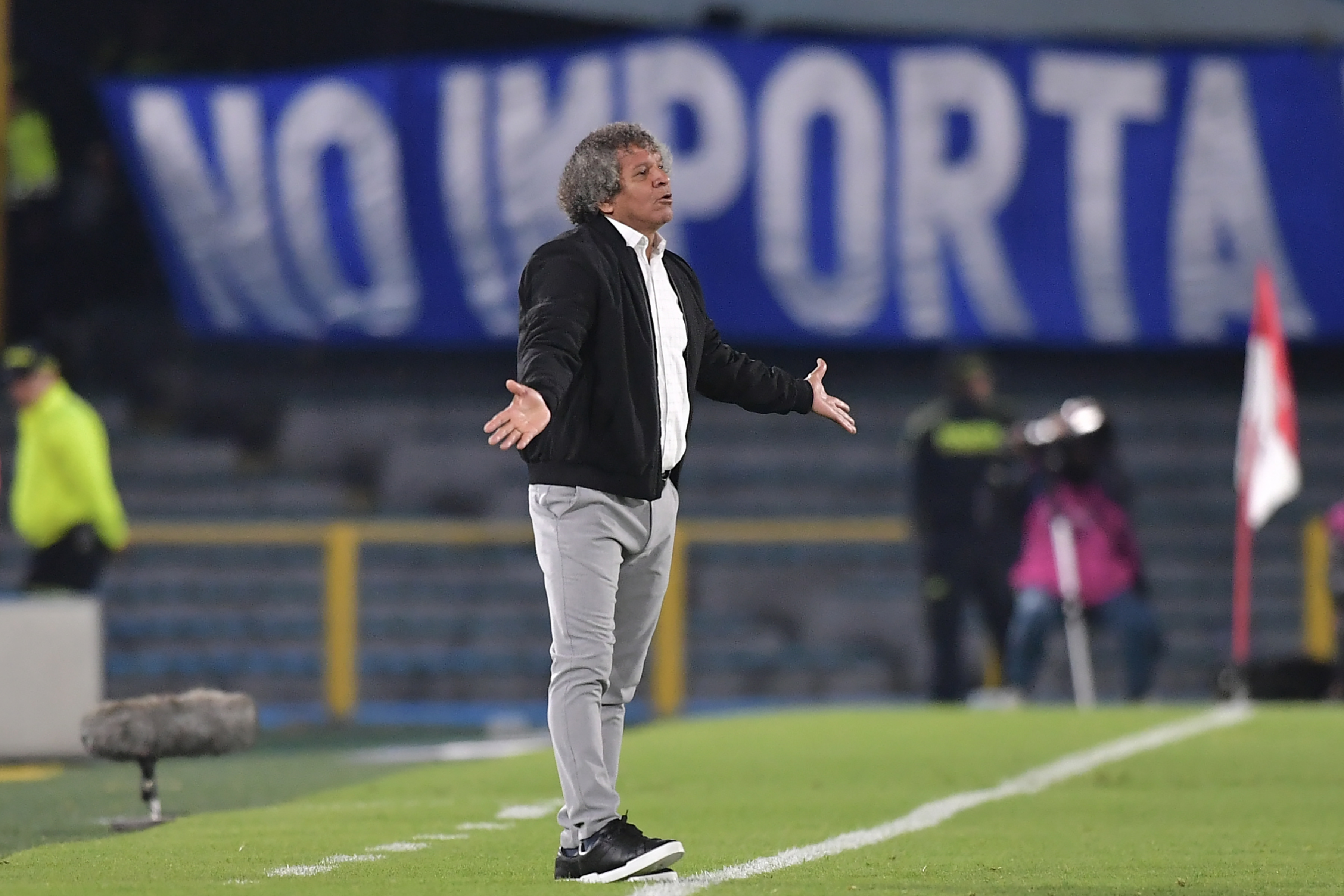 Técnico de Millonarios durante el encuentro del clásico capitalino ante Santa Fe en el Campin de Bogotá
