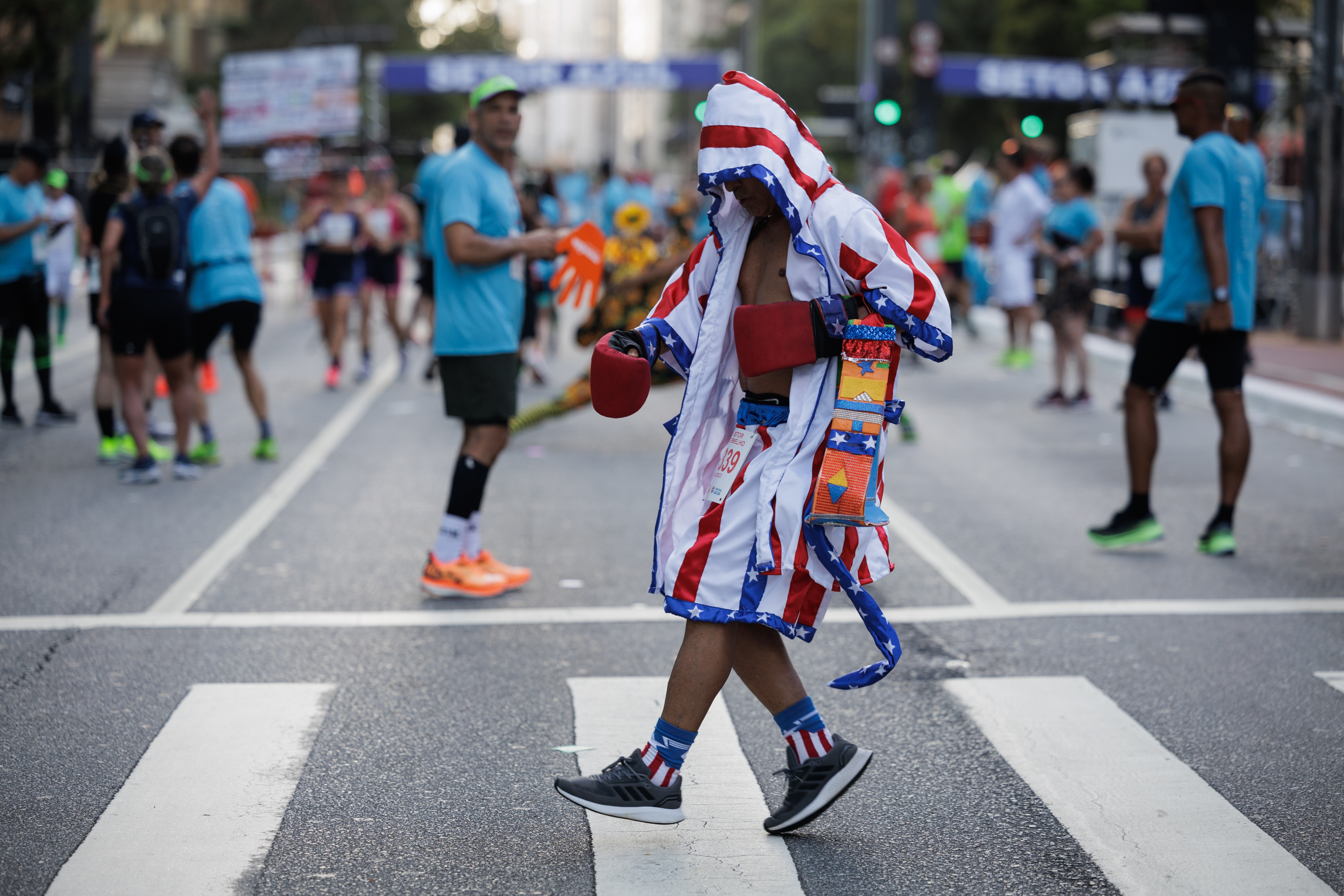BRA100. SAO PAULO (BRASIL), 31/12/2023.- Un atleta vestido de Rocky Balboa participa en la 98 edición de la Carrera Internacional de San Silvestre hoy, en Sao Paulo (Brasil). La 98 San Silvestre brasileña estableció este año un nuevo récord de participantes con 35.000 inscritos. EFE/ Isaac Fontana