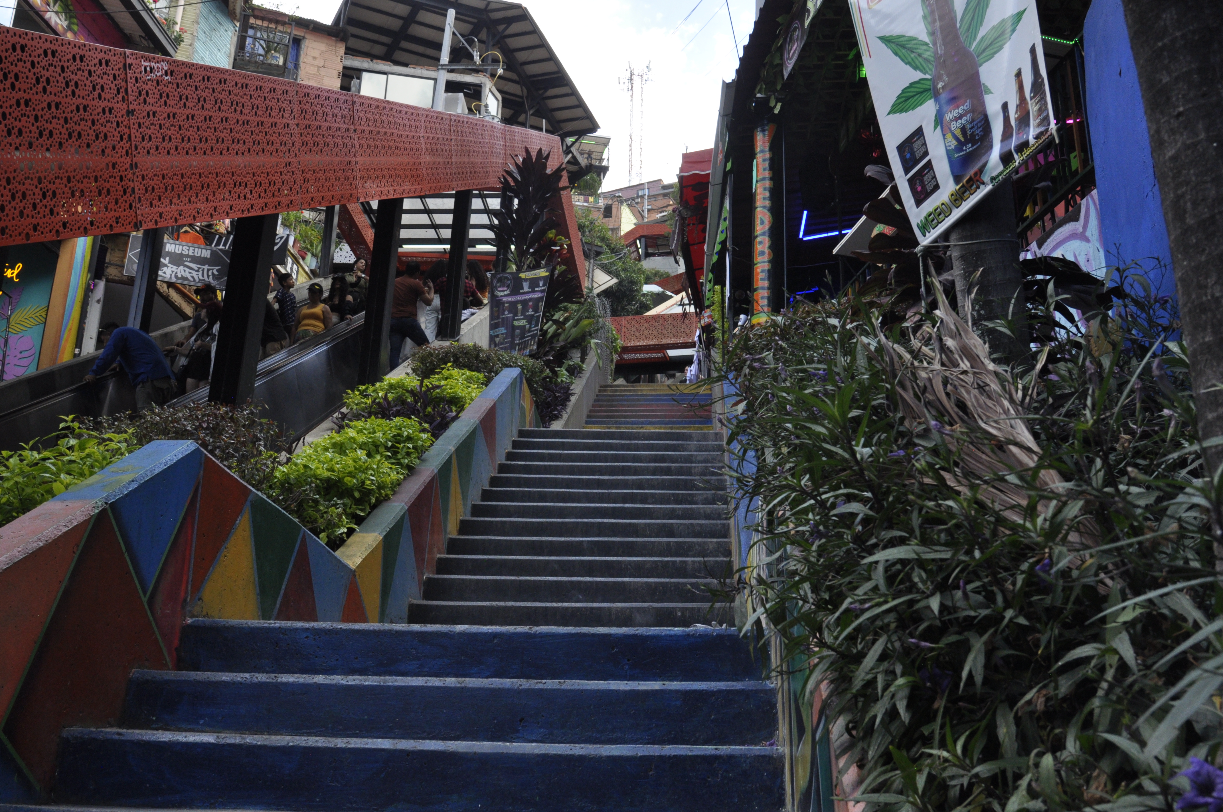 Tramo de escaleras eléctricas de la Comuna 13 en Medellín.