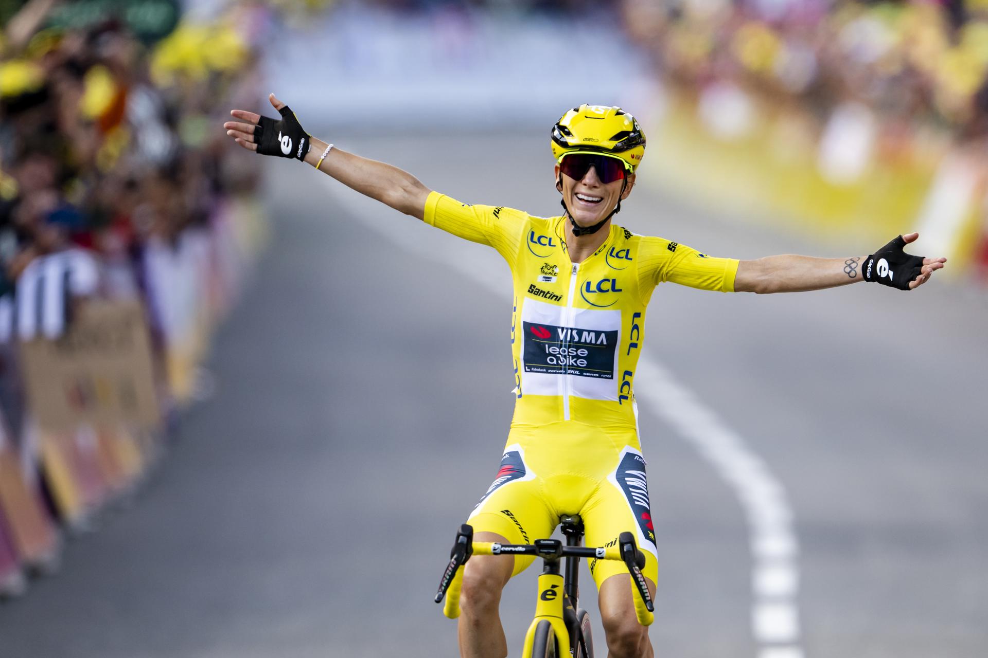 Chatel (Switzerland), 03/08/2025.- French rider Pauline Ferrand-Prevot of team Visma - Lease a Bike celebrates as she crosses the finish line to win the 9th stage and the 4th edition of the Women's Tour de France cycling race, 124,1 km from Praz-Sur-Arly to Chatel Les Portes du Soleil, in Chatel, France, 03 August 2025. (Ciclismo, Francia) EFE/EPA/JEAN-CHRISTOPHE BOTT