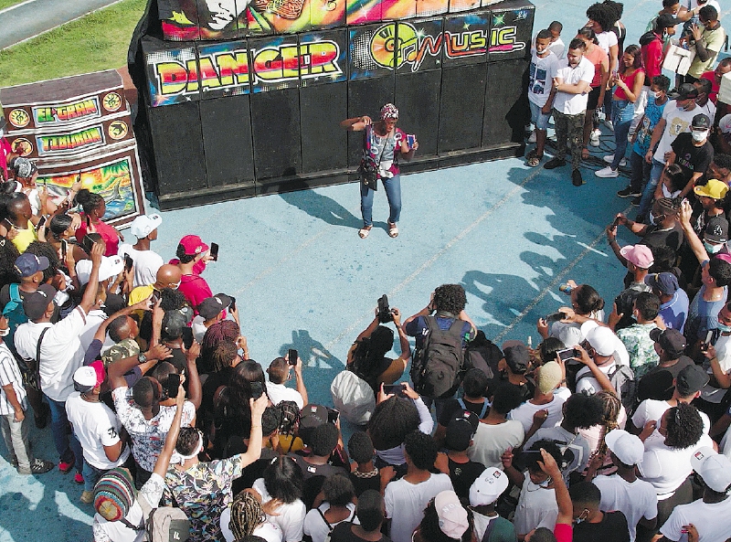 Erly Mena, de 52 años, en medio de la competencia de baile.  / Nicolás Achury