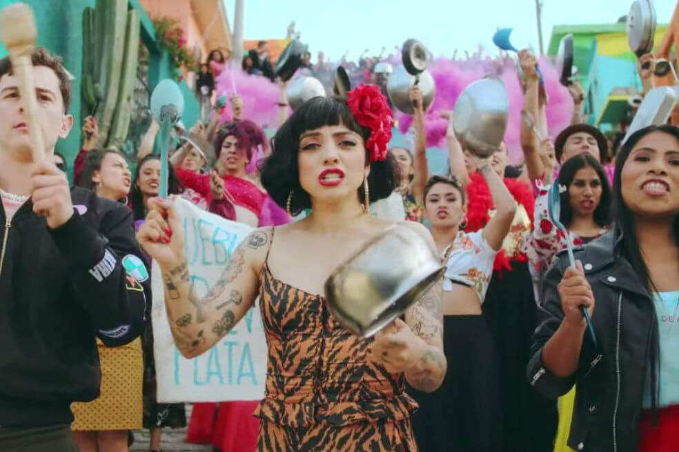 Al ritmo del cacerolazo, Mon Laferte, Guaynaa y Yalitza Aparicio cantan «Plata Ta Tá»