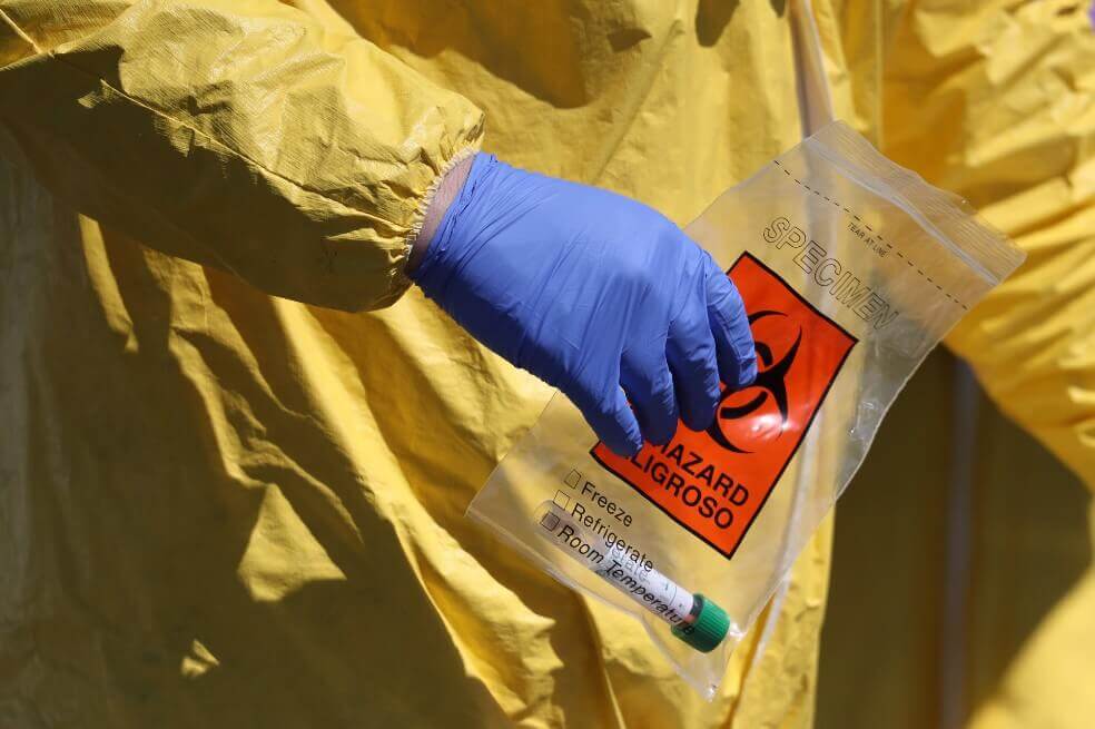 Molly Lixey, la enfermera que advierte el peligro de usar los guantes durante la pandemia