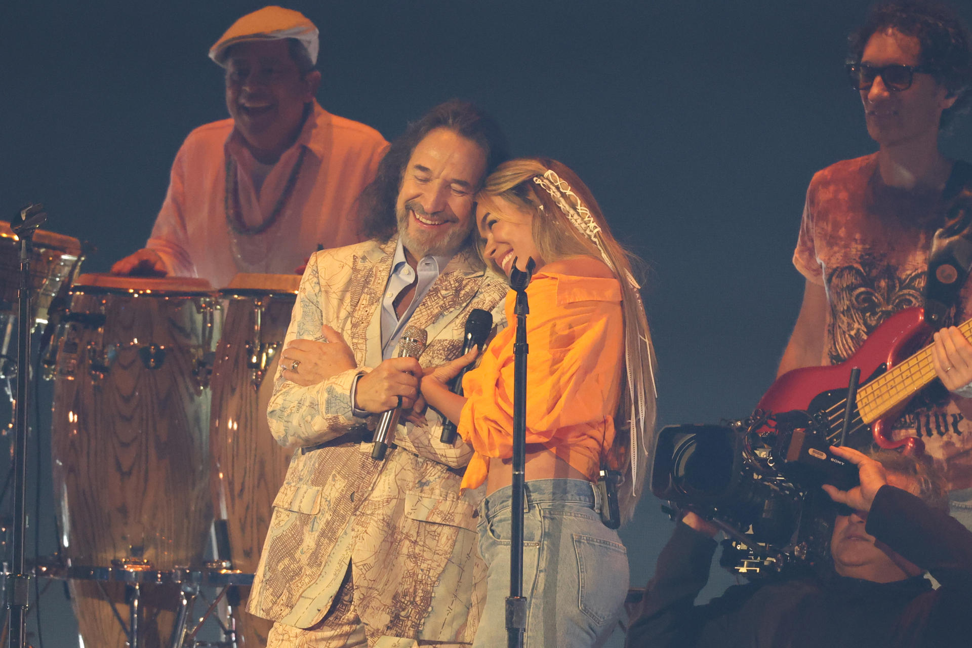 AME8722. LAS VEGAS (ESTADOS UNIDOS), 13/11/2025.- El cantante mexicano Marco Antonio Solís sonríe junto a la colombiana Karol G durante una presentación en la ceremonia de los Latin Grammy este jueves, en Las Vegas (Estados Unidos). EFE/ Octavio Guzmán
