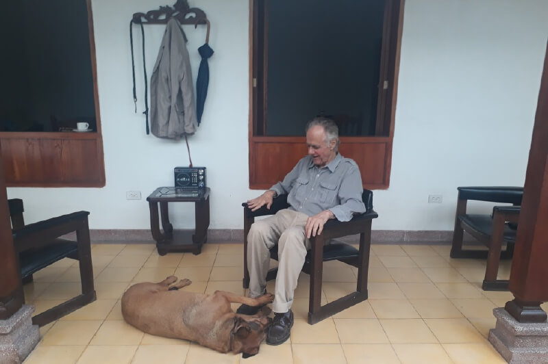 Fernando Vallejo (76 años) en su casa, Casablanca la Bella, en Medellín, con su perra Brusca. / Foto: Nelson Fredy Padilla