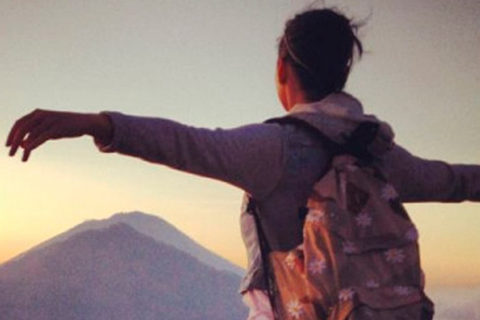 Katy Perry come, reza y… sube a un volcán