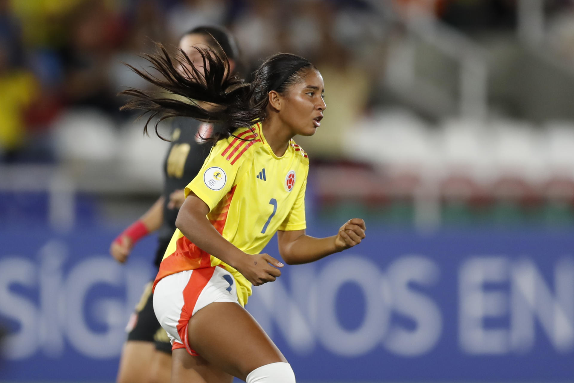 AME7112. CALI (COLOMBIA), 12/05/2025.- María Alejandra Baldovino de Colombia celebra un gol este lunes, en un partido de la ronda final del Campeonato Suramericano Femenino Sub-17 entre las selecciones de Colombia y Perú en el estadio Pascual Guerrero, en Cali (Colombia). EFE/ Ernesto Guzmán
