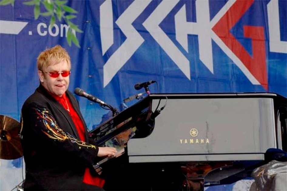 Elton John denuncia discriminación de prisioneros seropositivos en EE.UU.