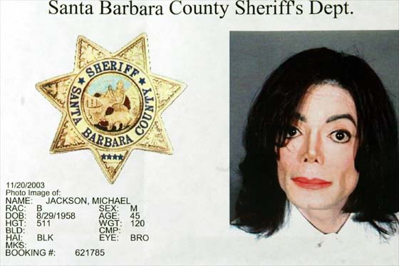 Escándalo de pedofilia de Michael Jackson es revivido por informe policial