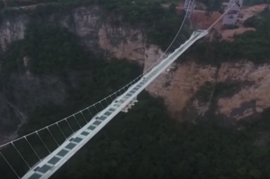 Se inaugura el puente de cristal más largo y alto del mundo
