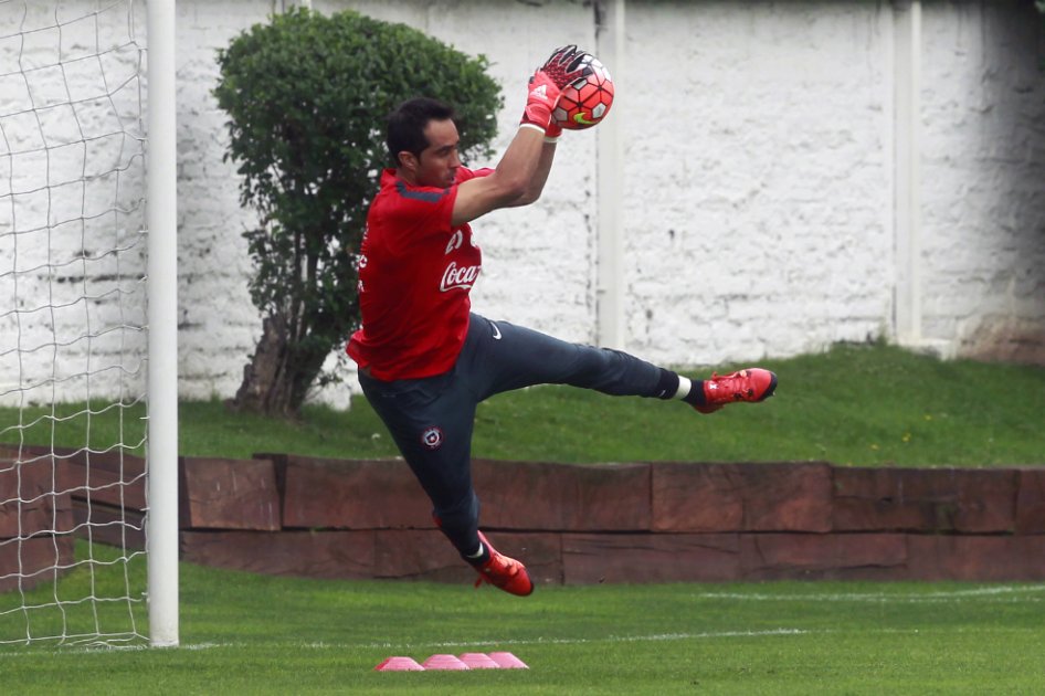 Claudio Bravo pide dejar de lado triunfo en Copa América para recibir a Brasil